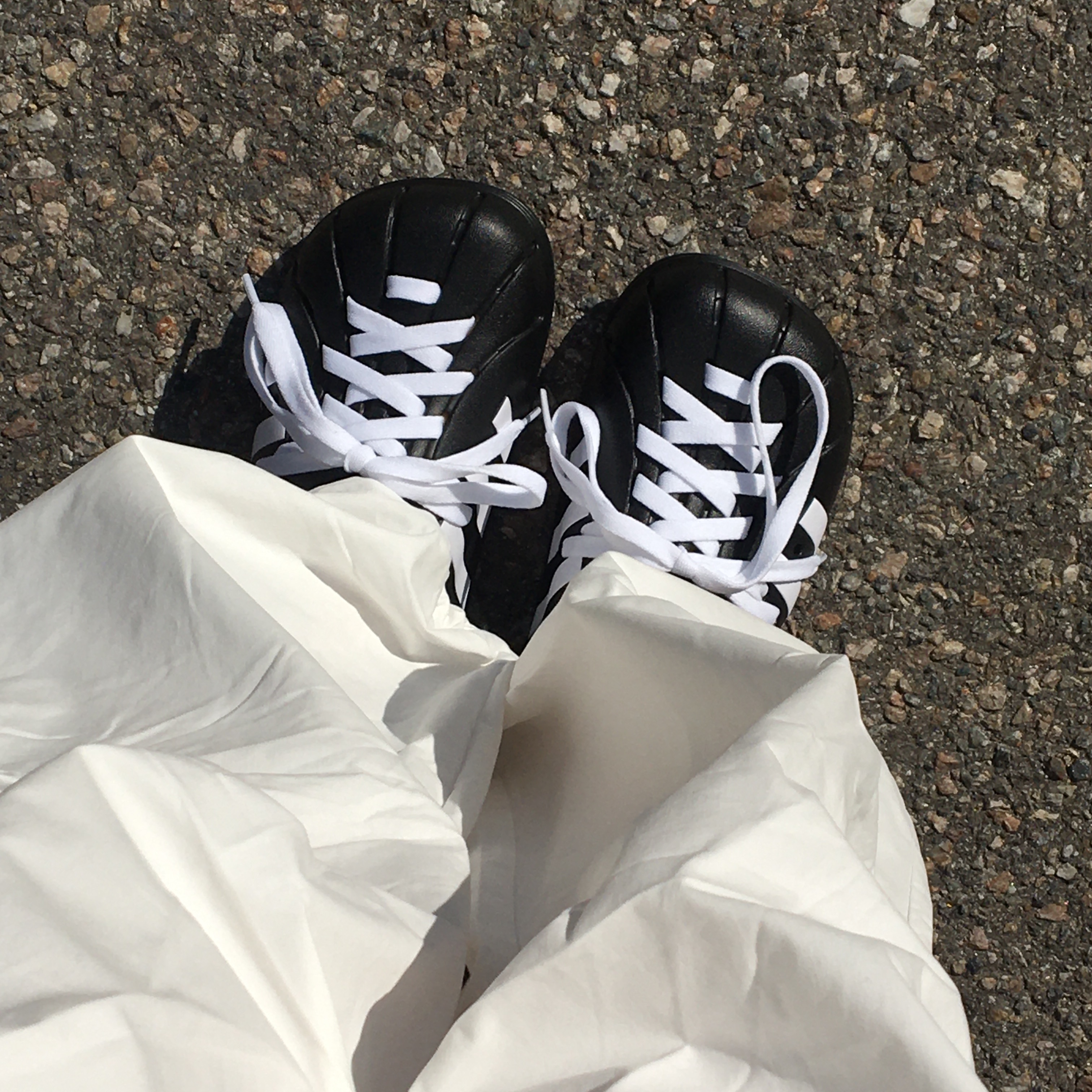 Adidas Adilette Clog Black White 착용 스타일