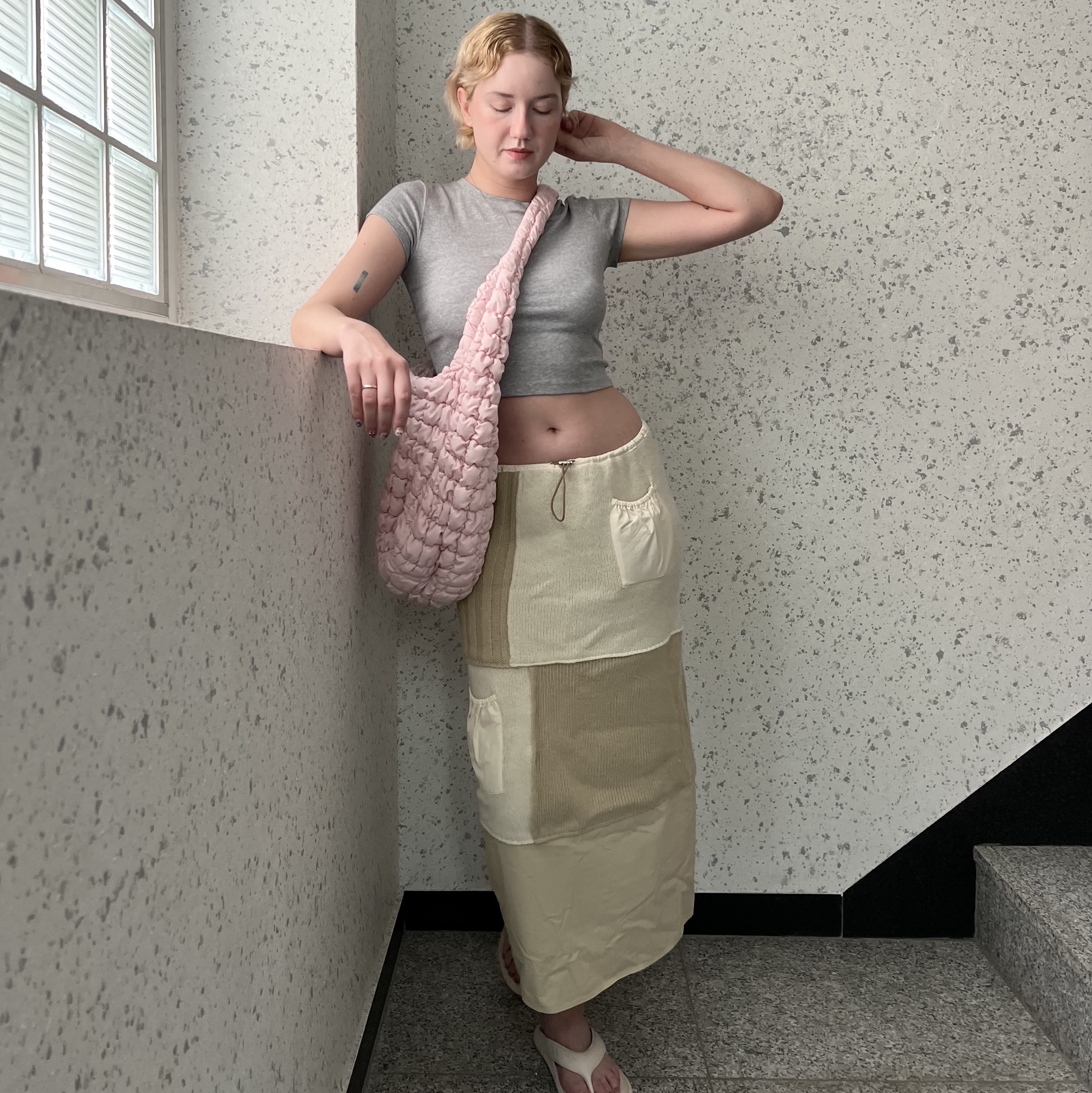 COS Quilted Oversized Shoulder Bag Pink, New Balance Flip Flop Ivory 착용 스타일 - 2
