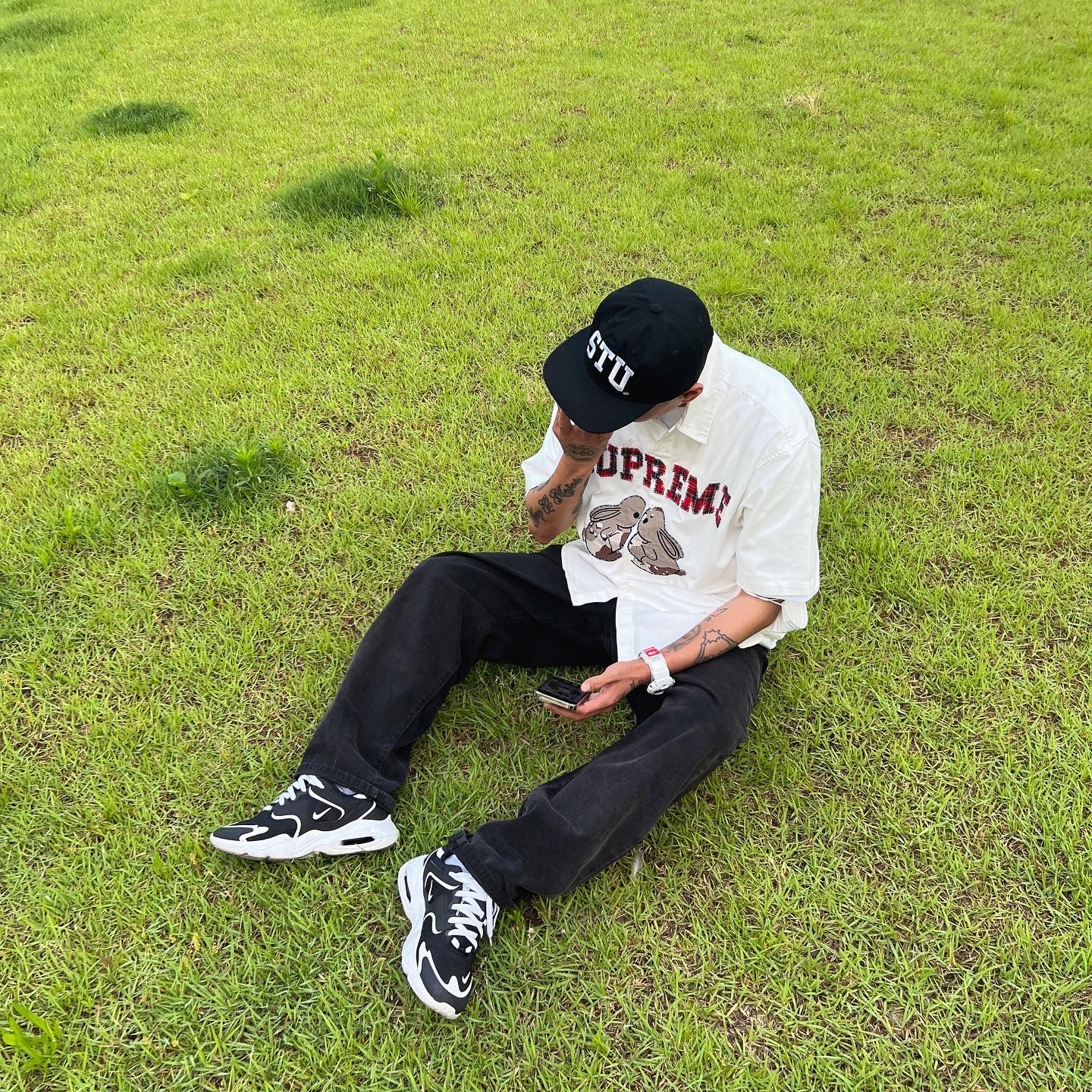 Stussy Stu Arch Strapback Cap Black, Supreme Bunnies S/S Work Shirt White - 23SS 착용 스타일 - 1