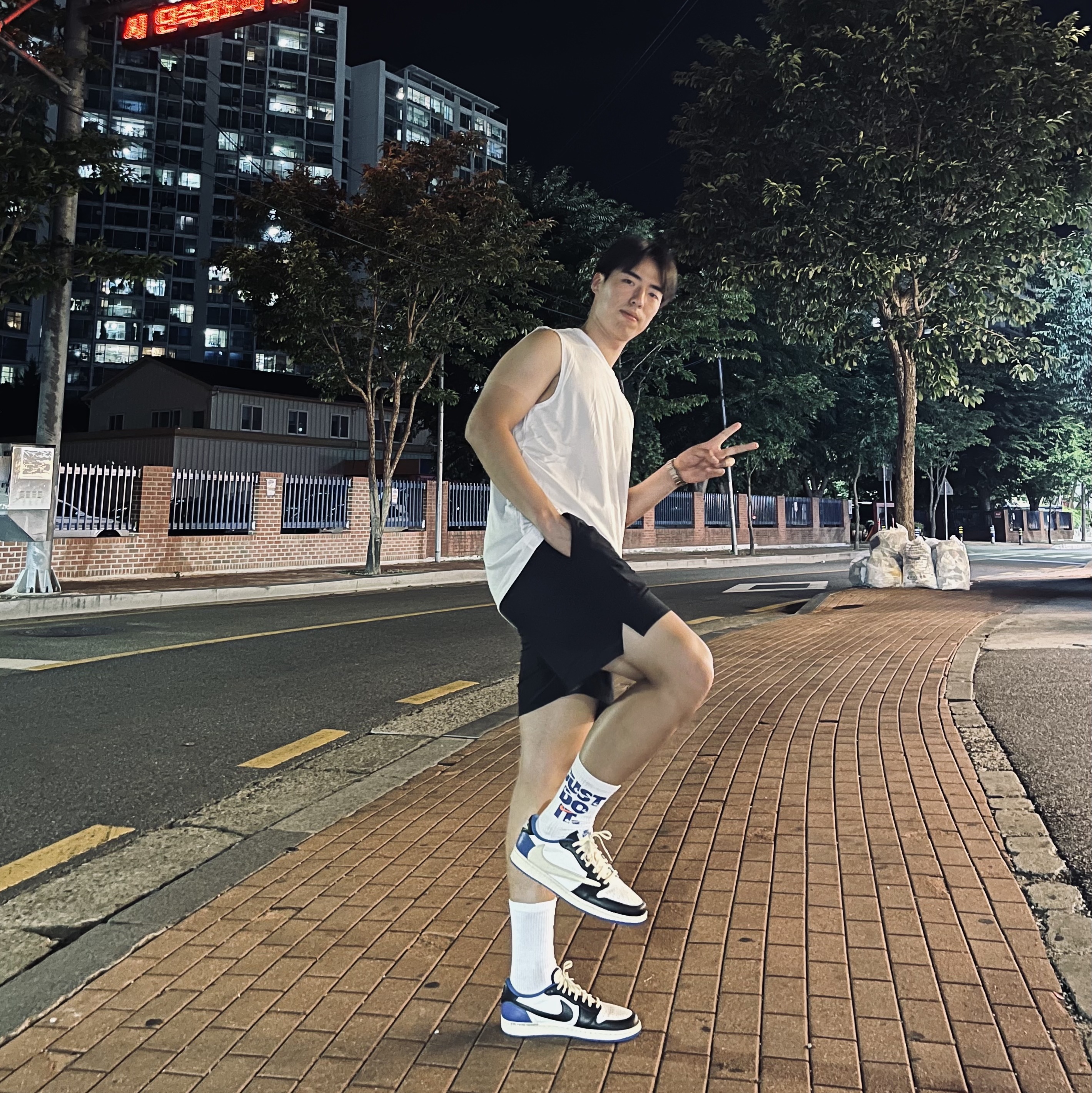 Jordan 1 x Travis Scott x Fragment Retro Low OG SP Military Blue 착용 스타일