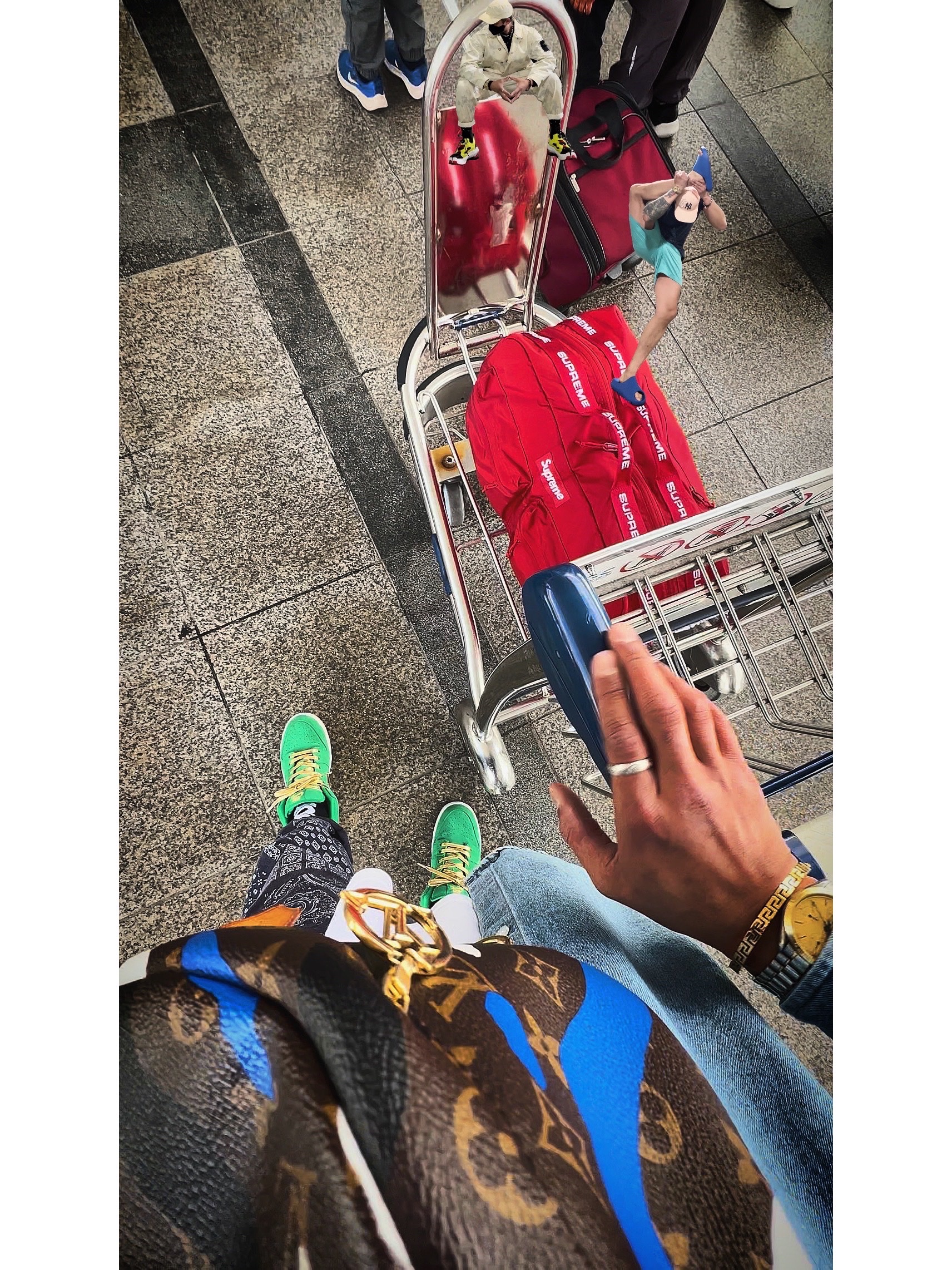 Supreme Duffle Bag Red - 22FW, Supreme x The North Face Bandana T-Shirt White - 22SS 착용 스타일 - 3