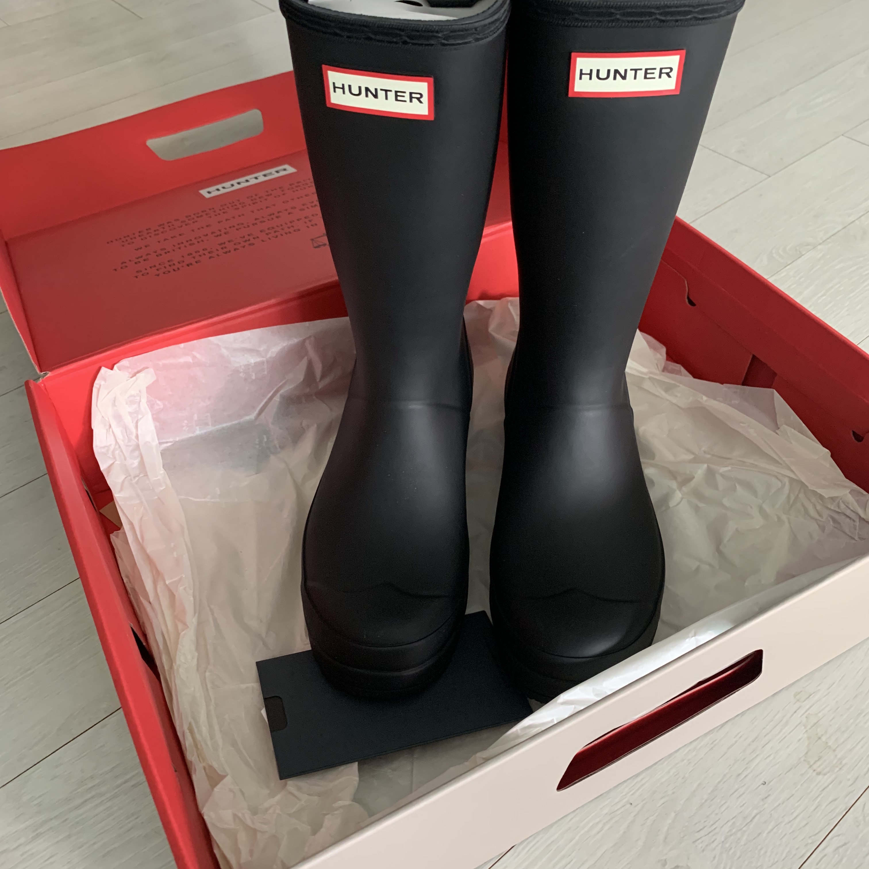 (W) Hunter Play Tall Wellington Rain Boots Black 착용 스타일