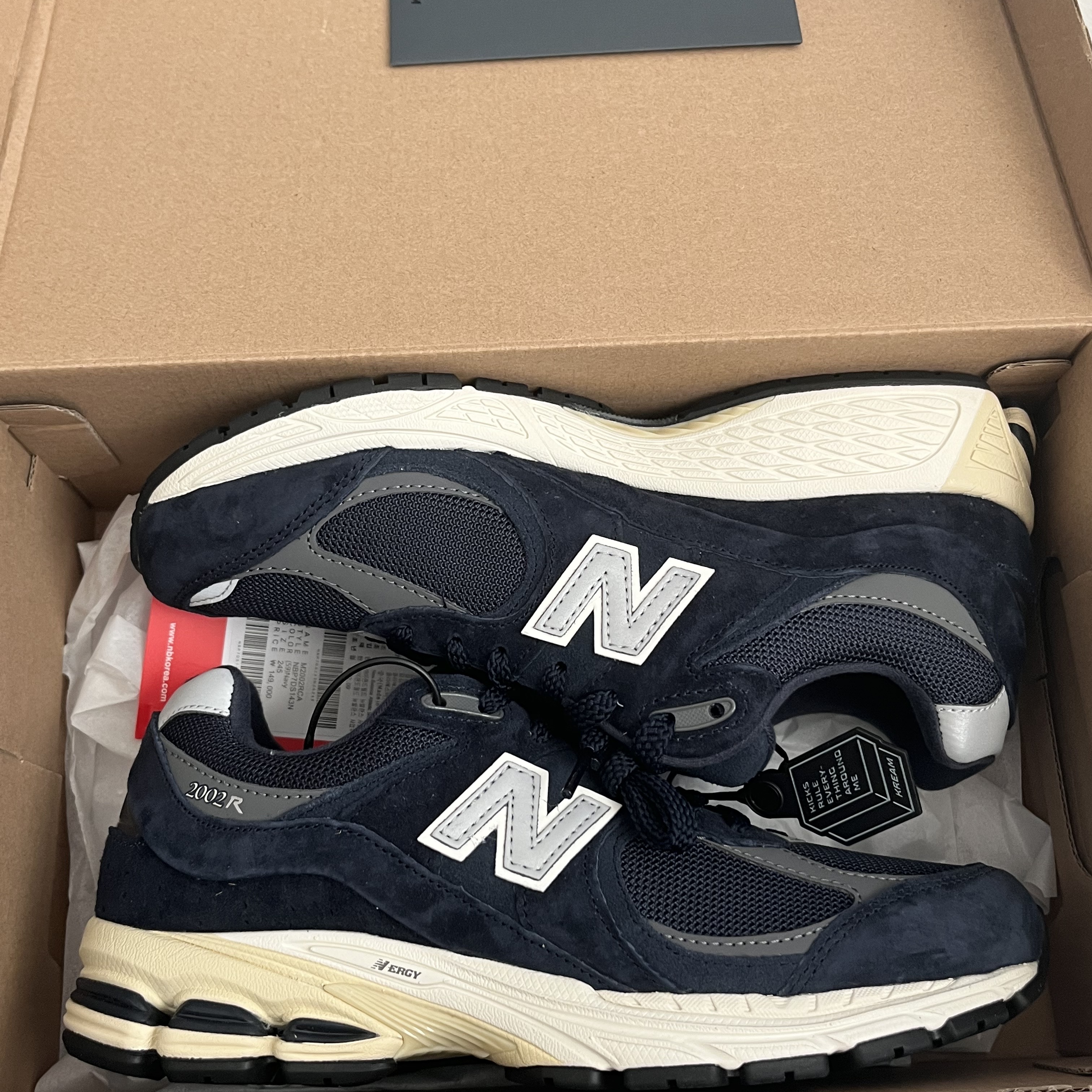 New Balance 2002R Eclipse Castlerock 착용 스타일