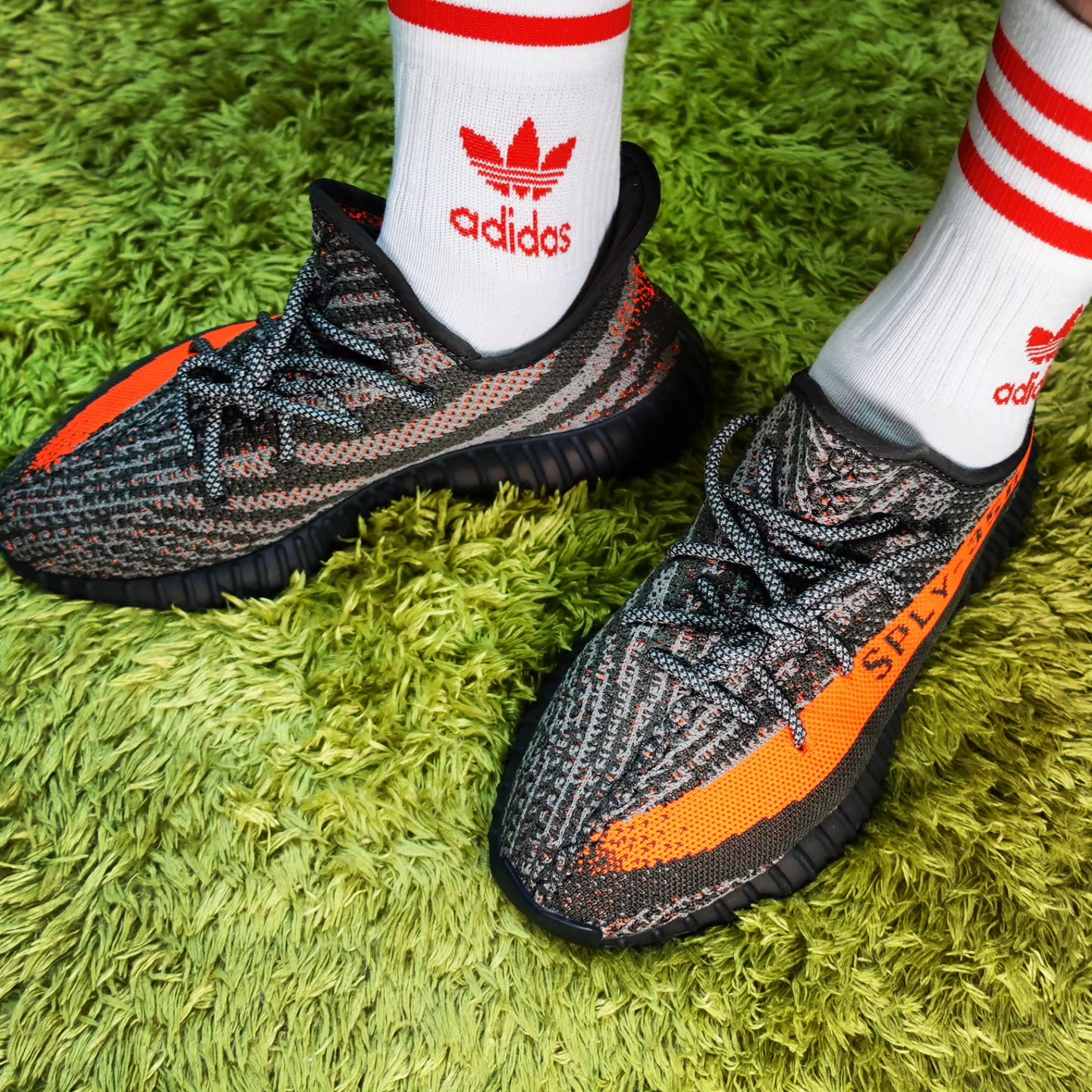 Adidas Yeezy Boost 350 V2 Carbon Beluga 착용 스타일 - 5