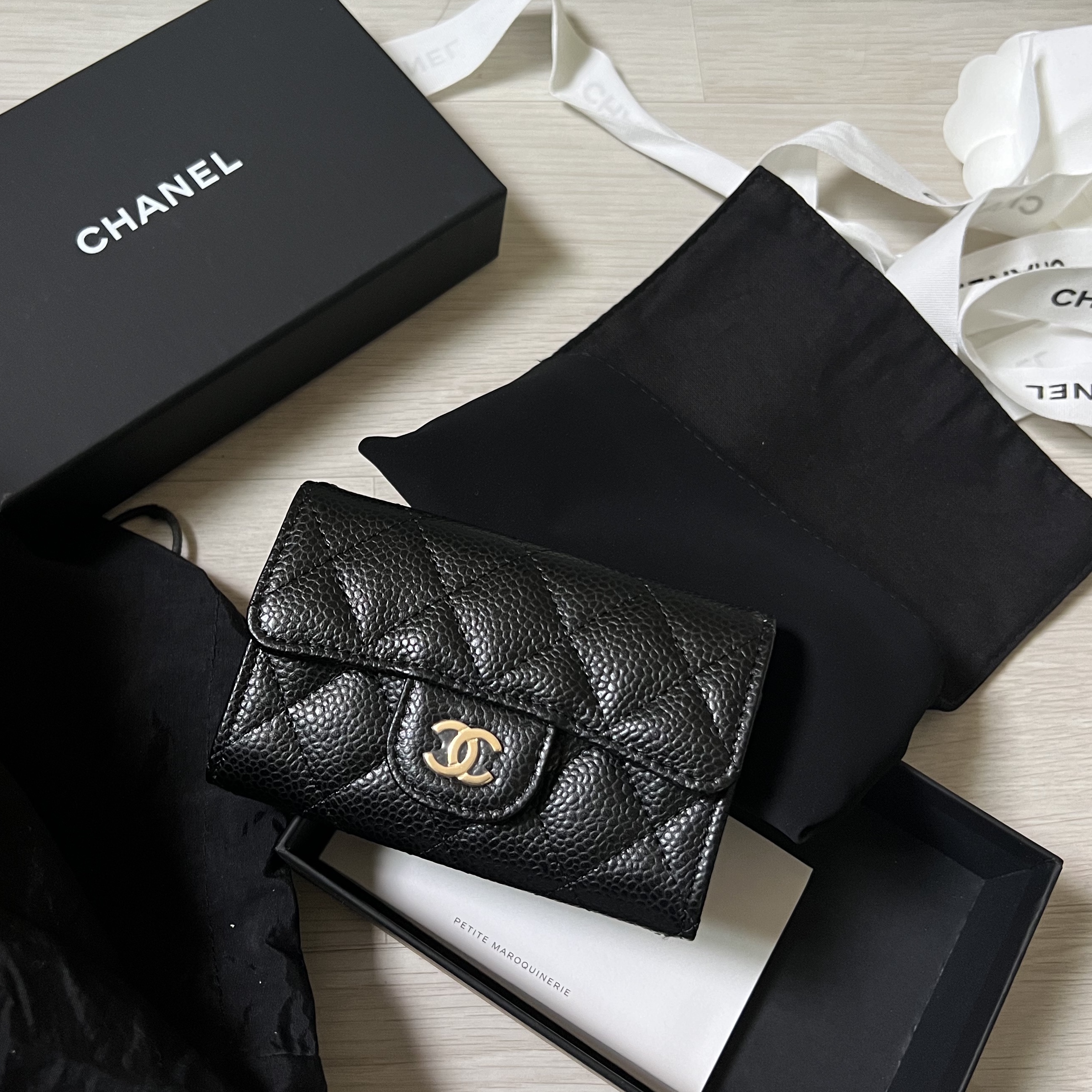 Chanel Classic Card Holder Grained Calfskin & Gold Black 착용 스타일
