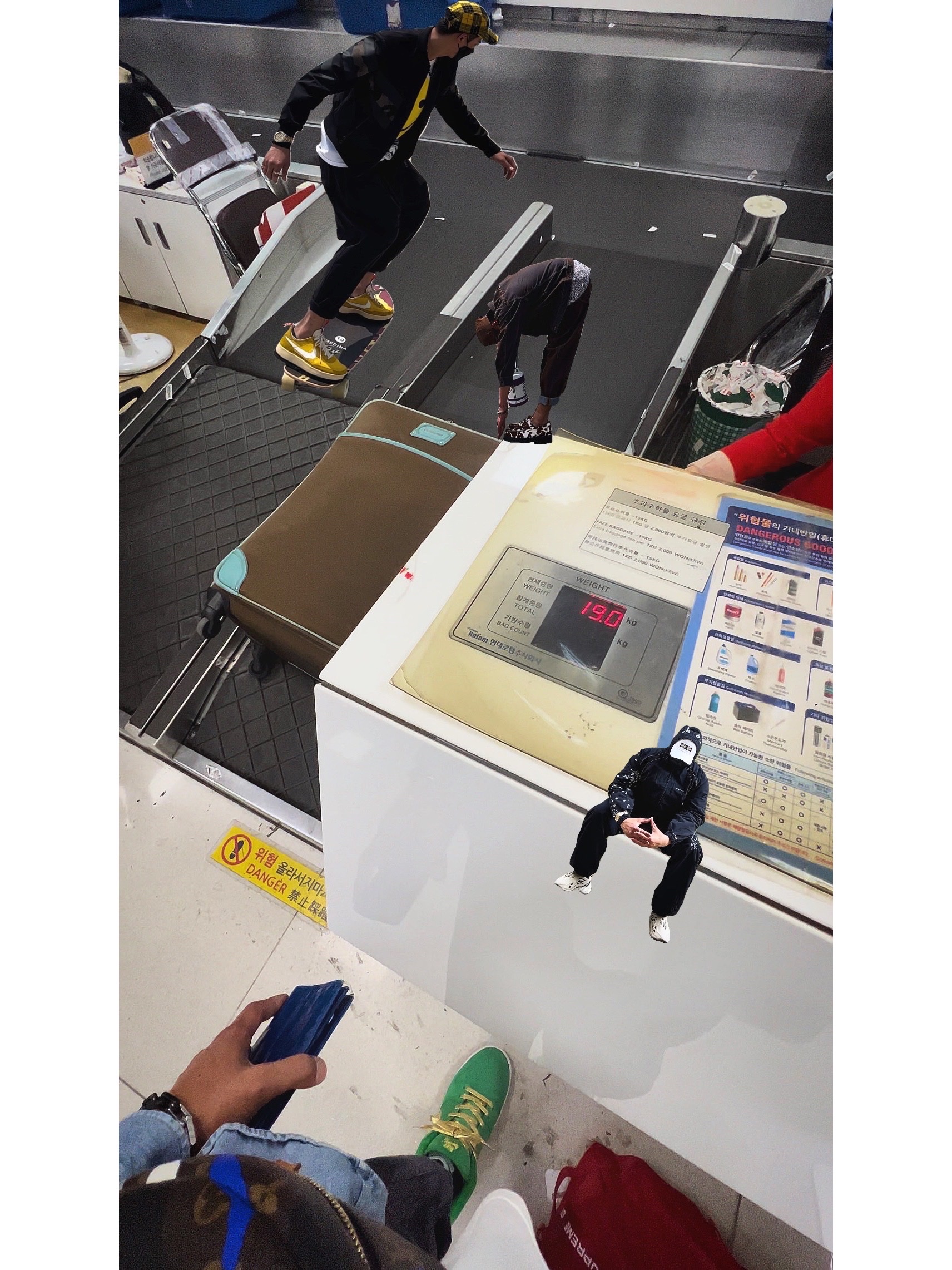 Supreme Duffle Bag Red - 22FW, Supreme x The North Face Bandana T-Shirt White - 22SS 착용 스타일 - 2