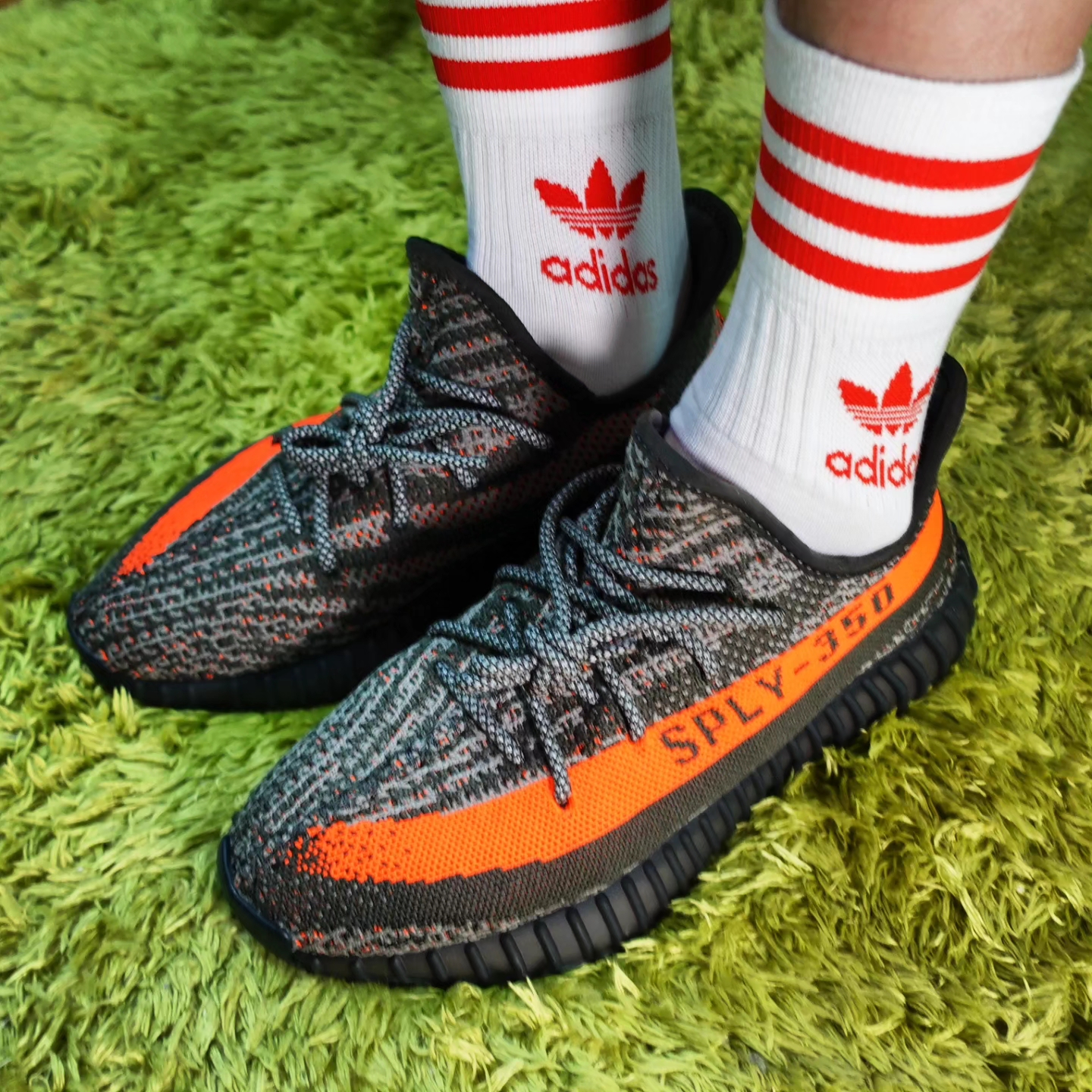 Adidas Yeezy Boost 350 V2 Carbon Beluga 착용 스타일 - 1