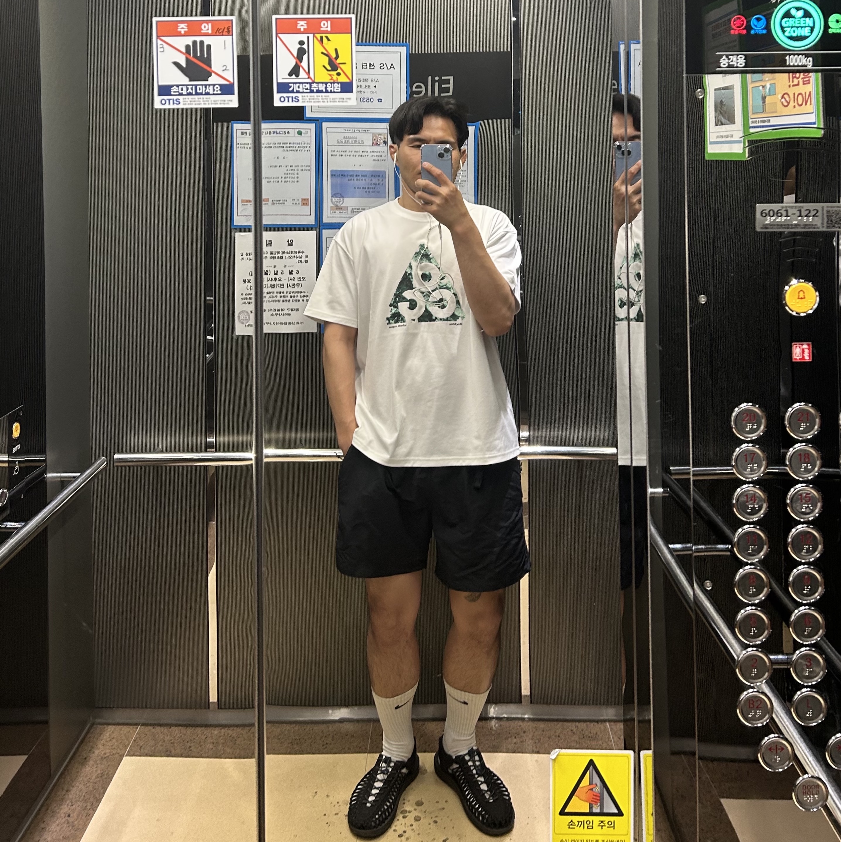 Nike NRG ACG Trail Shorts Black Dark Smoke Grey - Asia, Nike ACG HBR Short Sleeve T-Shirt Summit White - Asia 착용 스타일