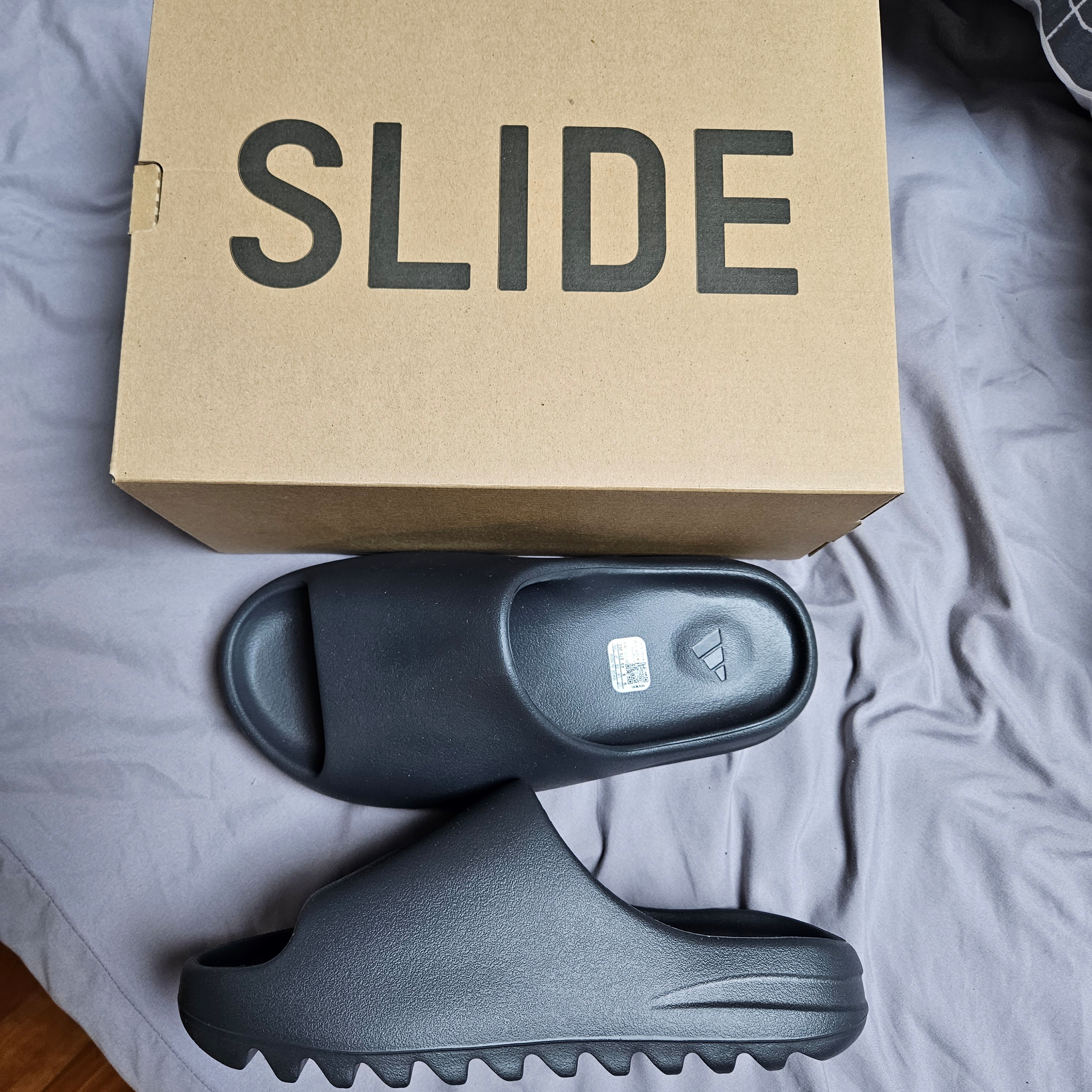 Adidas Yeezy Slide Onyx 착용 스타일
