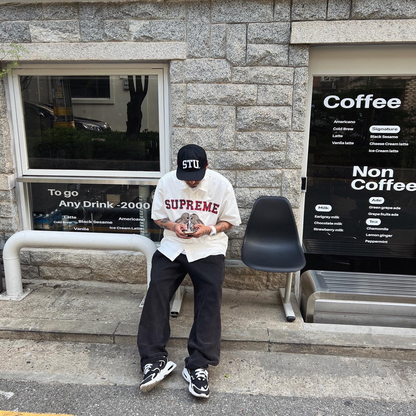 Stussy Stu Arch Strapback Cap Black, Supreme Bunnies S/S Work Shirt White - 23SS 착용 스타일 - 2