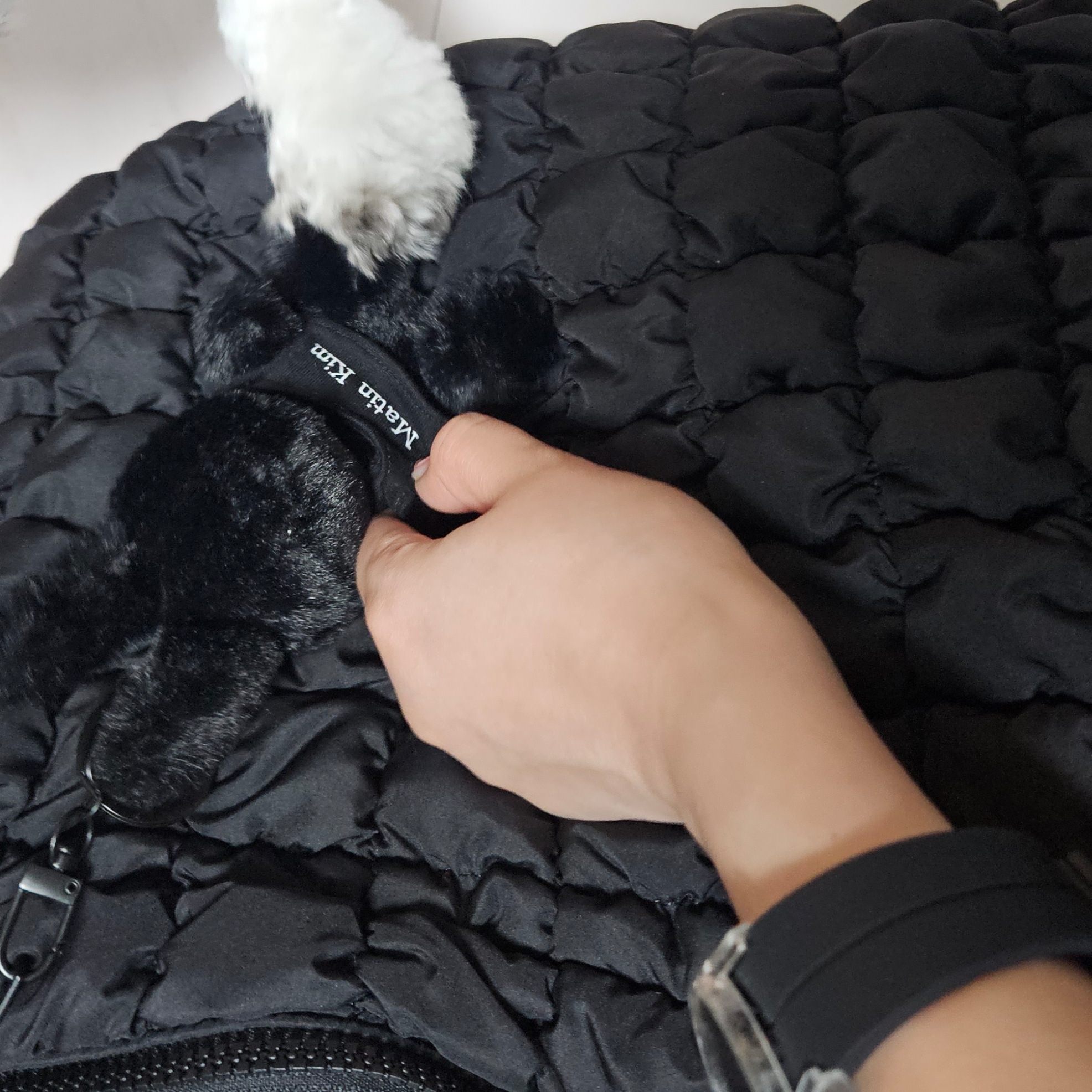 Matin Kim Black Bunny Toy Keyring Black, COS Quilted Oversized Shoulder Bag Black 착용 스타일