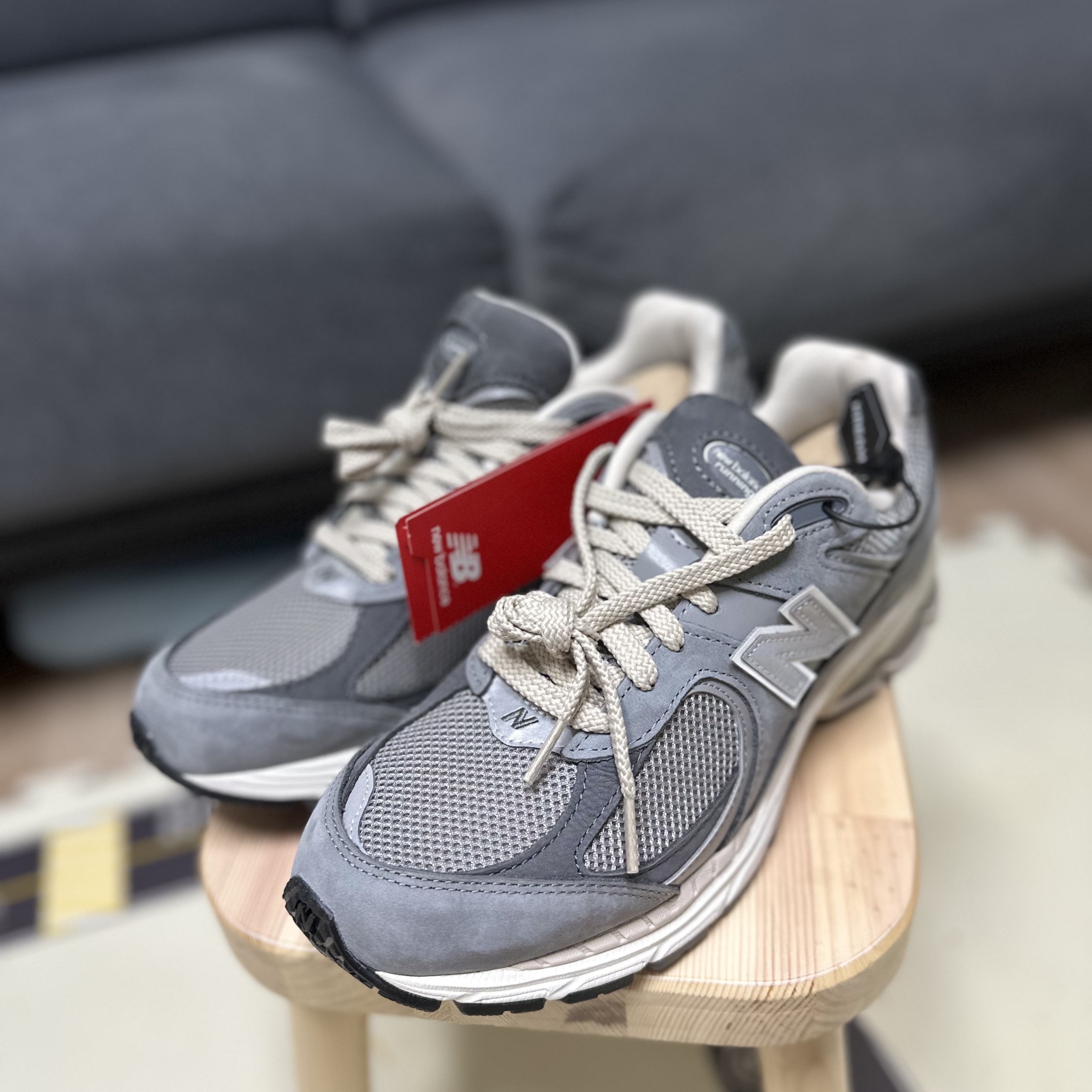 New Balance 2002R Premium Vintage Grey 착용 스타일