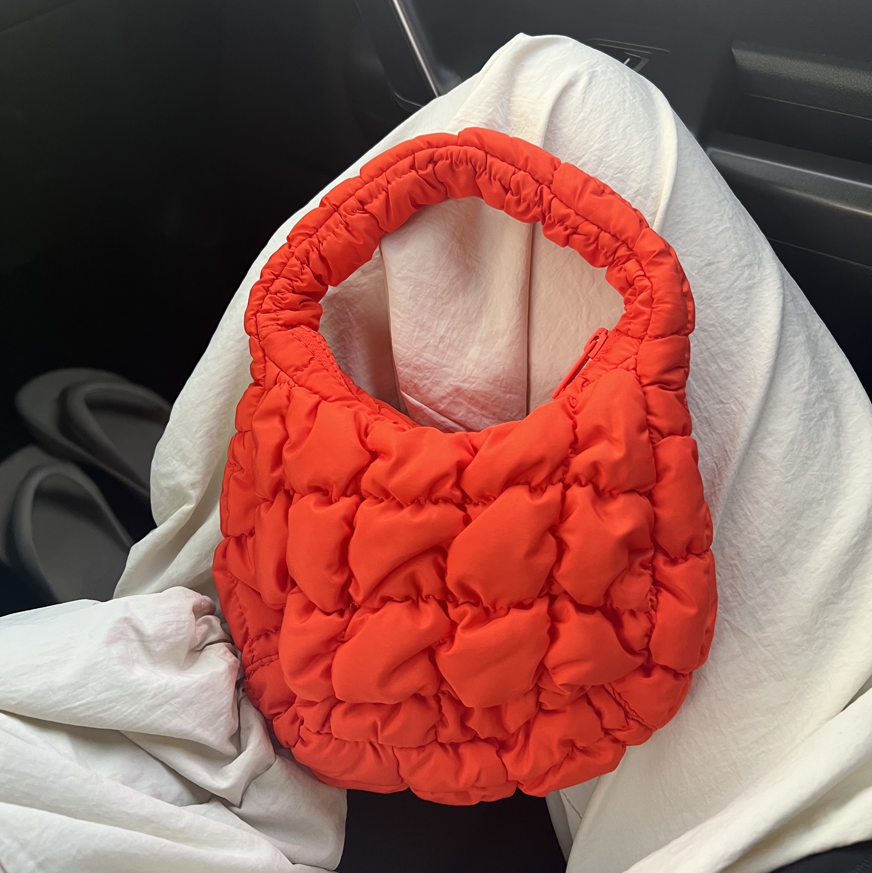 COS Quilted Micro Bag Orange 착용 스타일