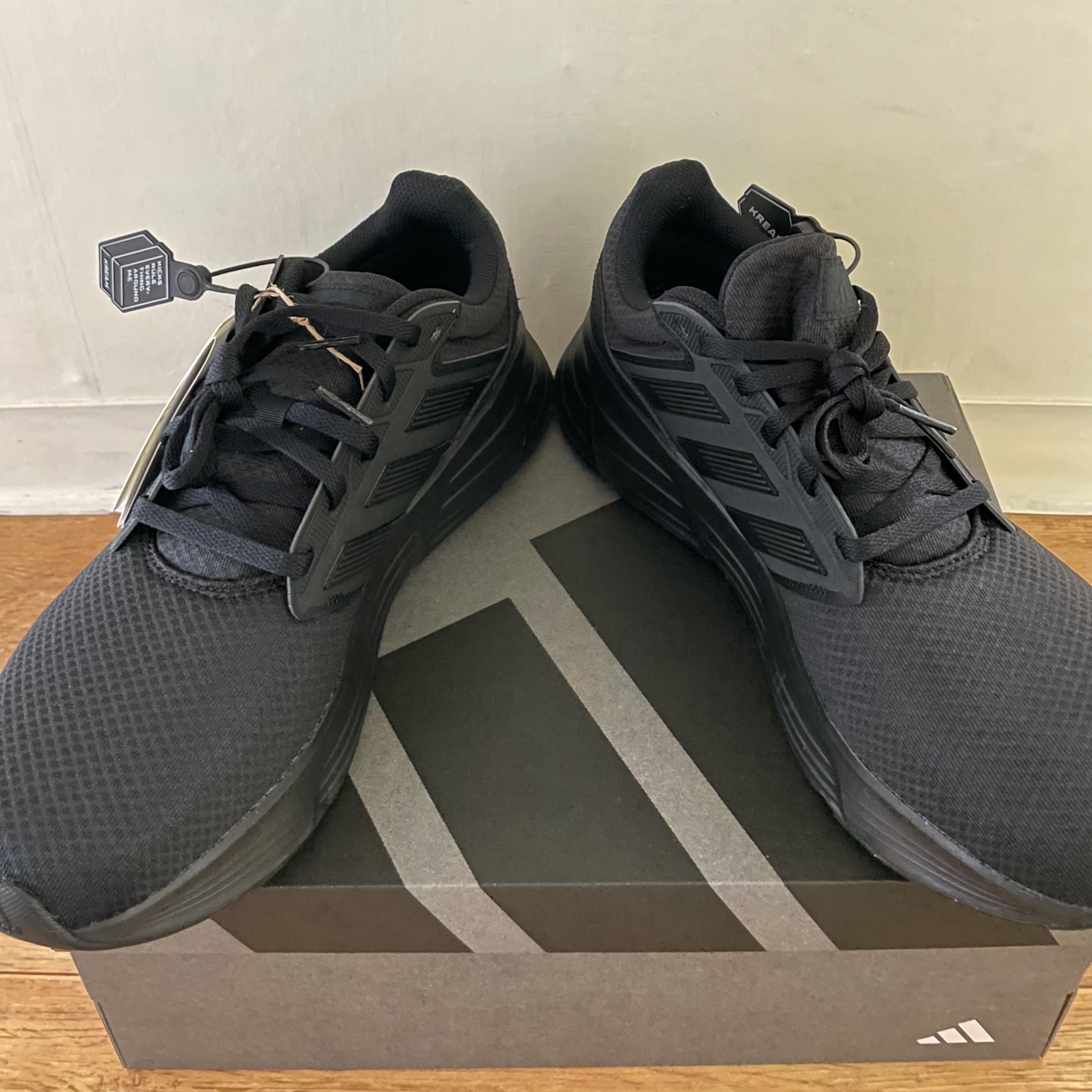 Adidas Galaxy 6 Triple Black 착용 스타일 - 2