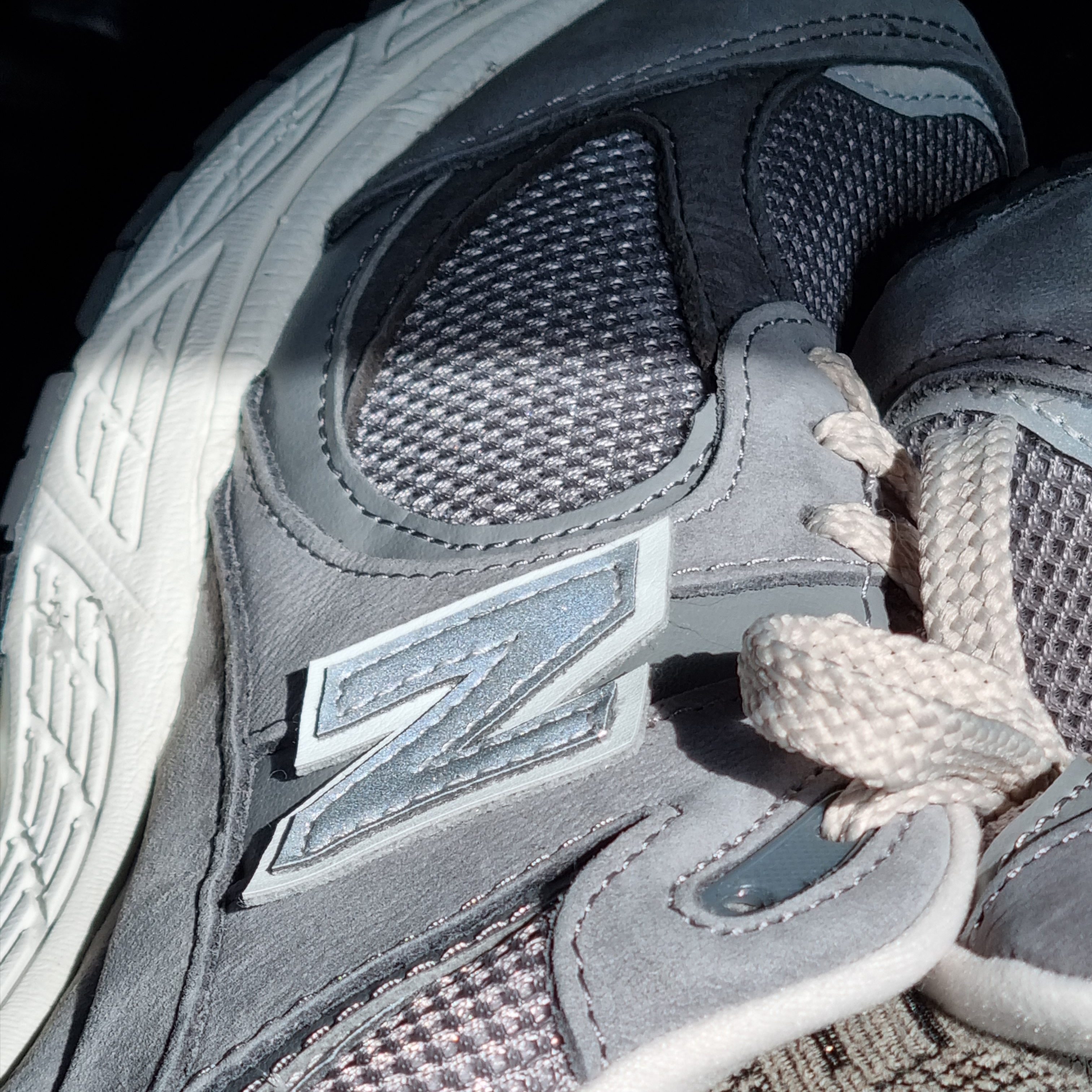 New Balance 2002R Premium Vintage Grey 착용 스타일