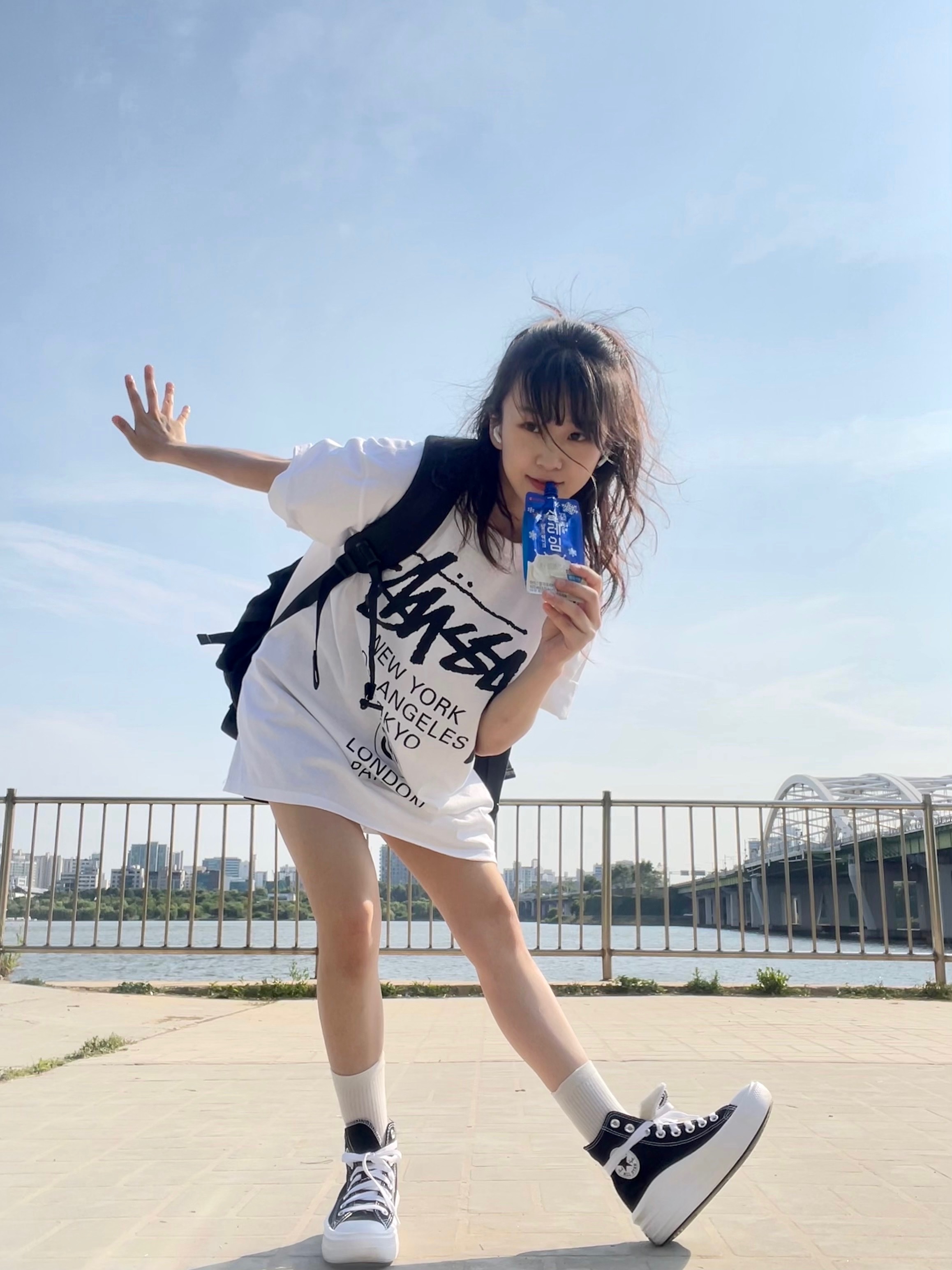 Stussy World Tour T-Shirt White 2023, (W) Converse Chuck Taylor All Star Move High Black 착용 스타일 - 1