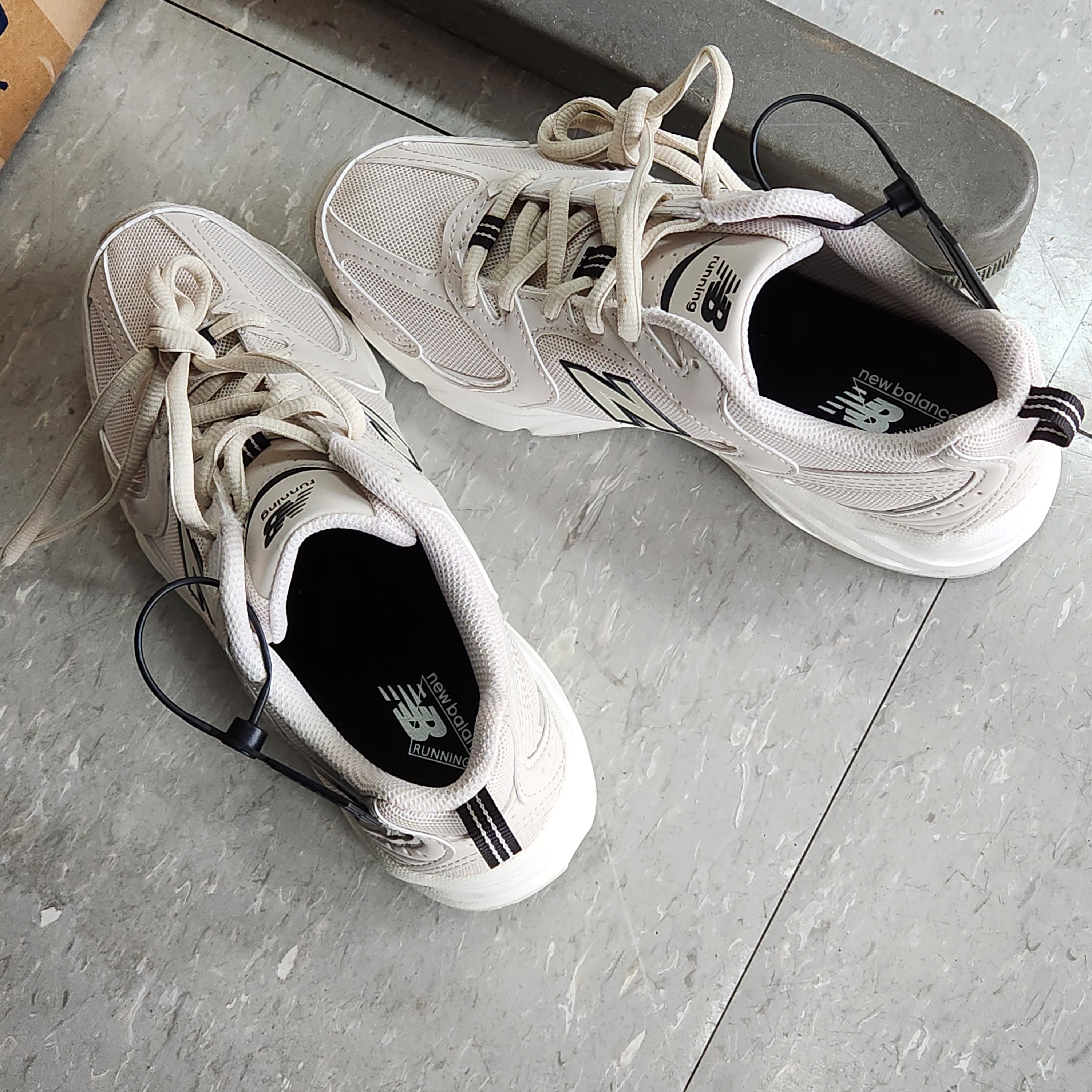 New Balance 530 Ivory 착용 스타일