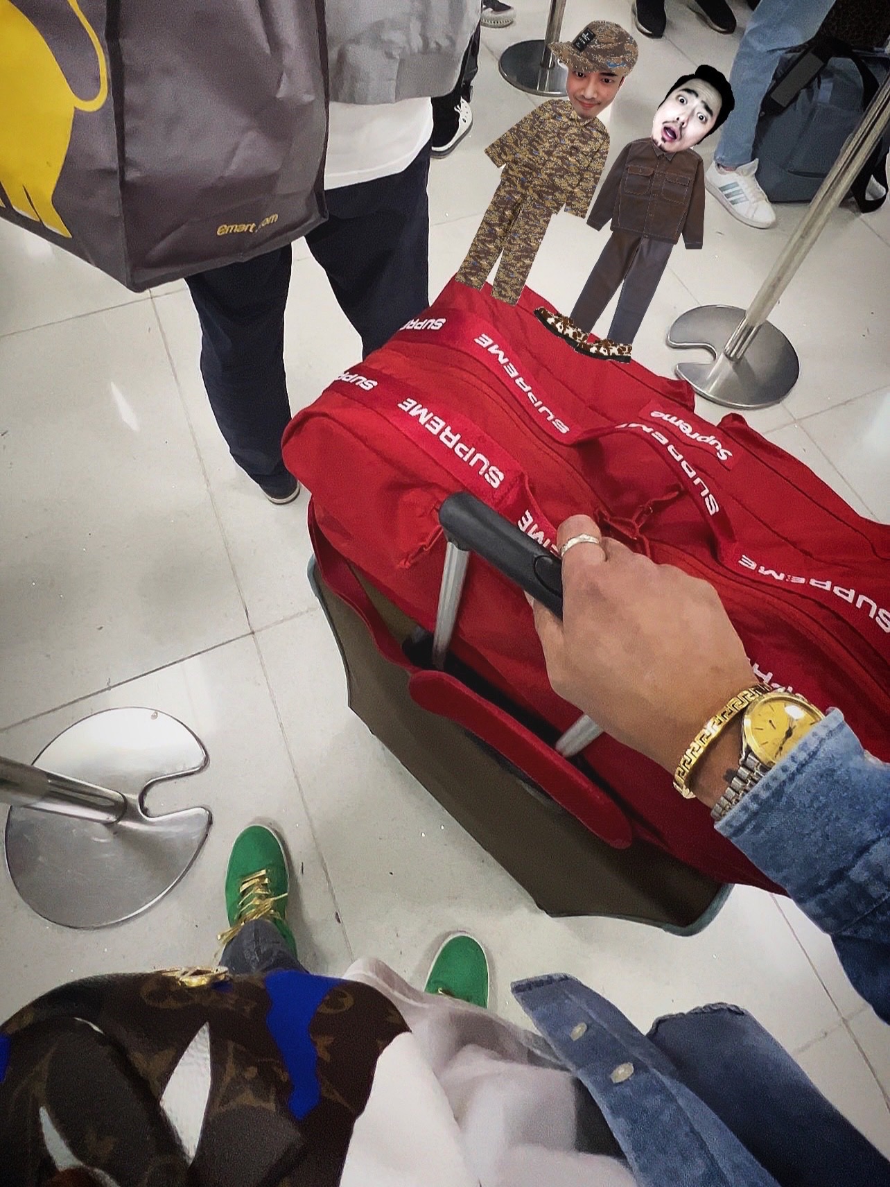 Supreme Duffle Bag Red - 22FW, Supreme x The North Face Bandana T-Shirt White - 22SS 착용 스타일 - 1