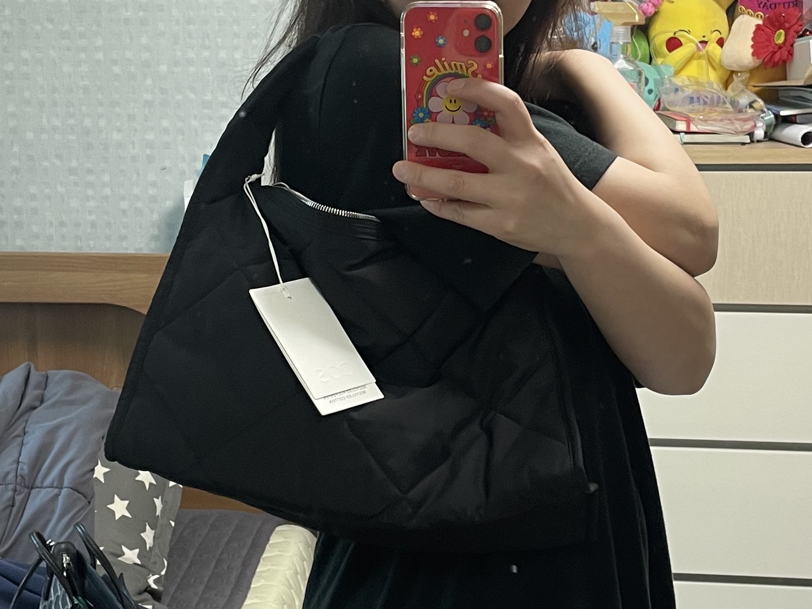 COS Diamond Quilted Hand Bag Black 착용 스타일