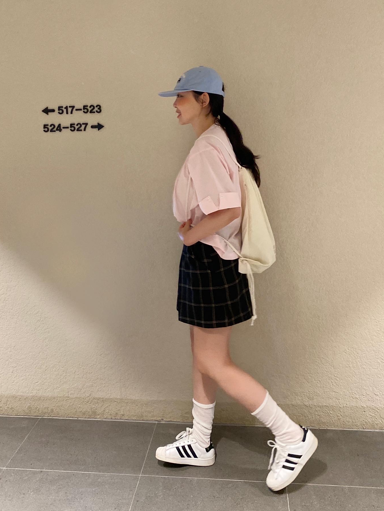 아디다스 슈퍼스타 화이트 블랙 착용 스타일 - 2