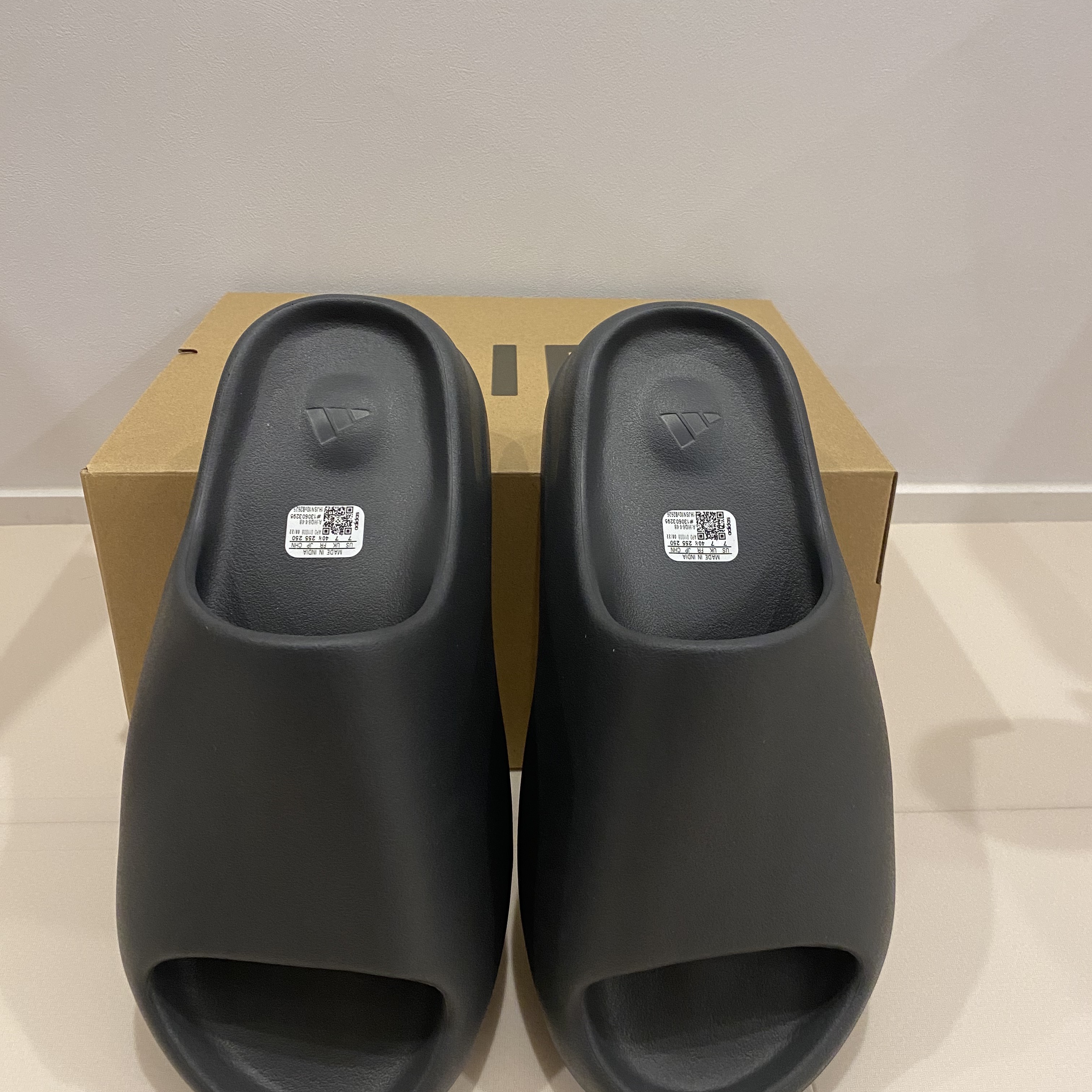 Adidas Yeezy Slide Onyx 착용 스타일 - 1