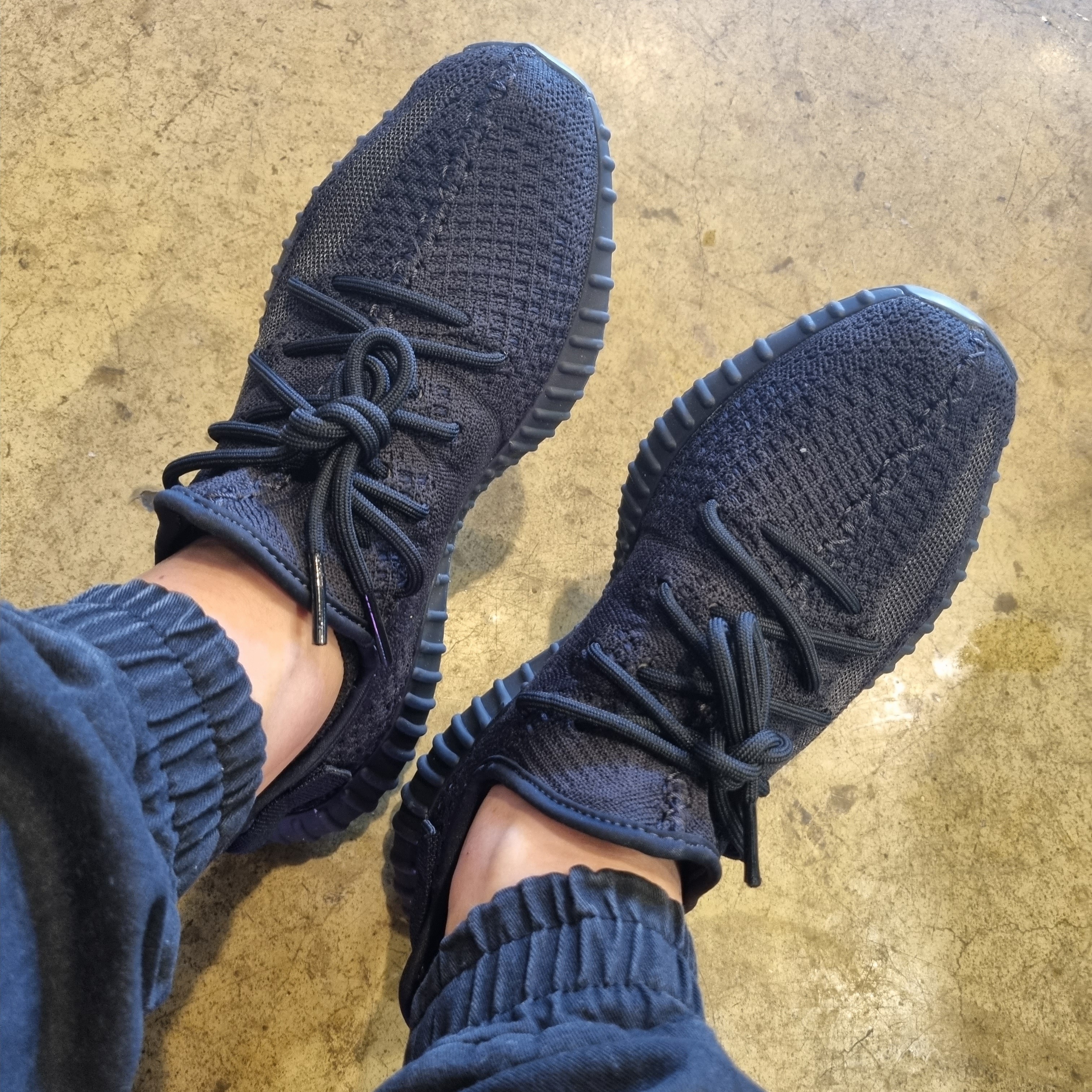 Adidas Yeezy Boost 350 V2 Onyx 착용 스타일