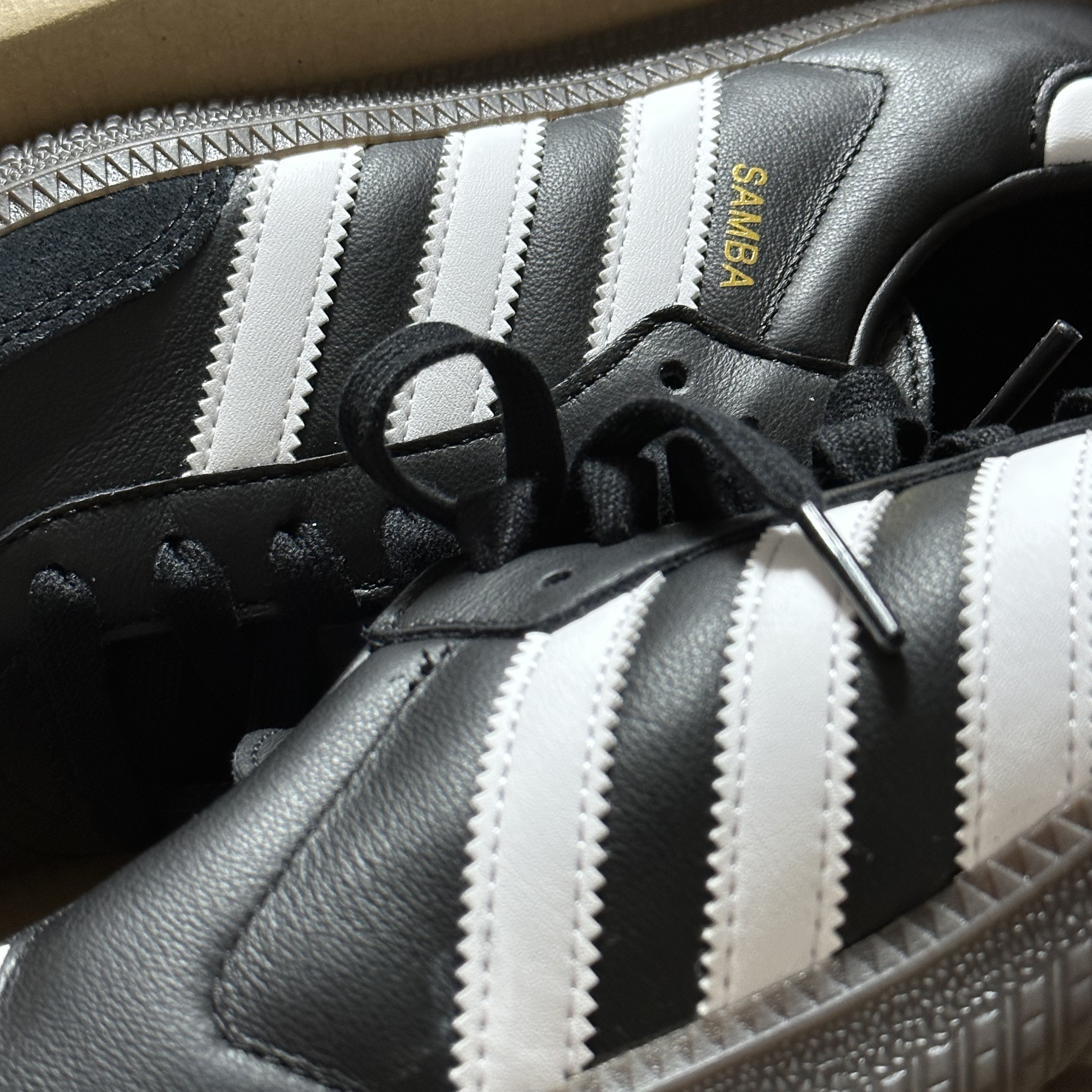 Adidas Samba OG Black White Gum 착용 스타일 - 2