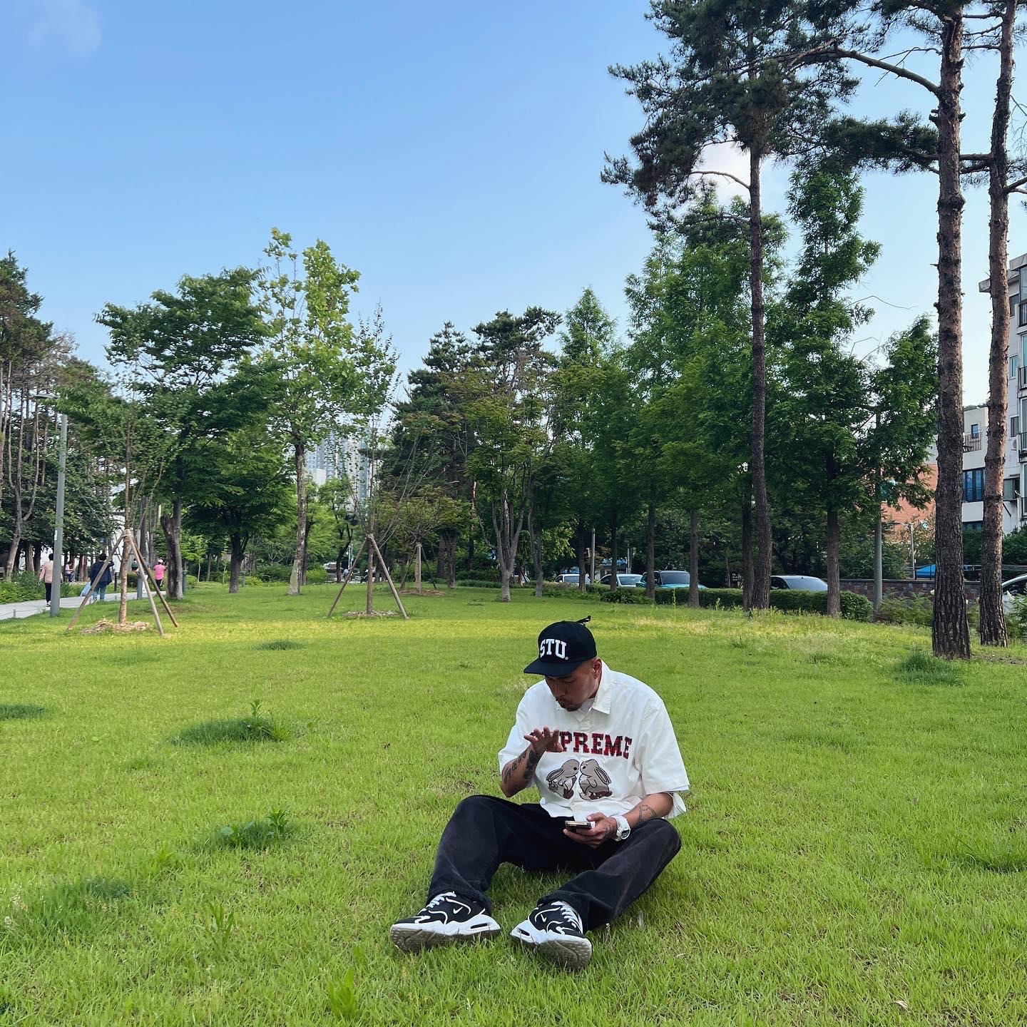 Stussy Stu Arch Strapback Cap Black, Supreme Bunnies S/S Work Shirt White - 23SS 착용 스타일 - 3