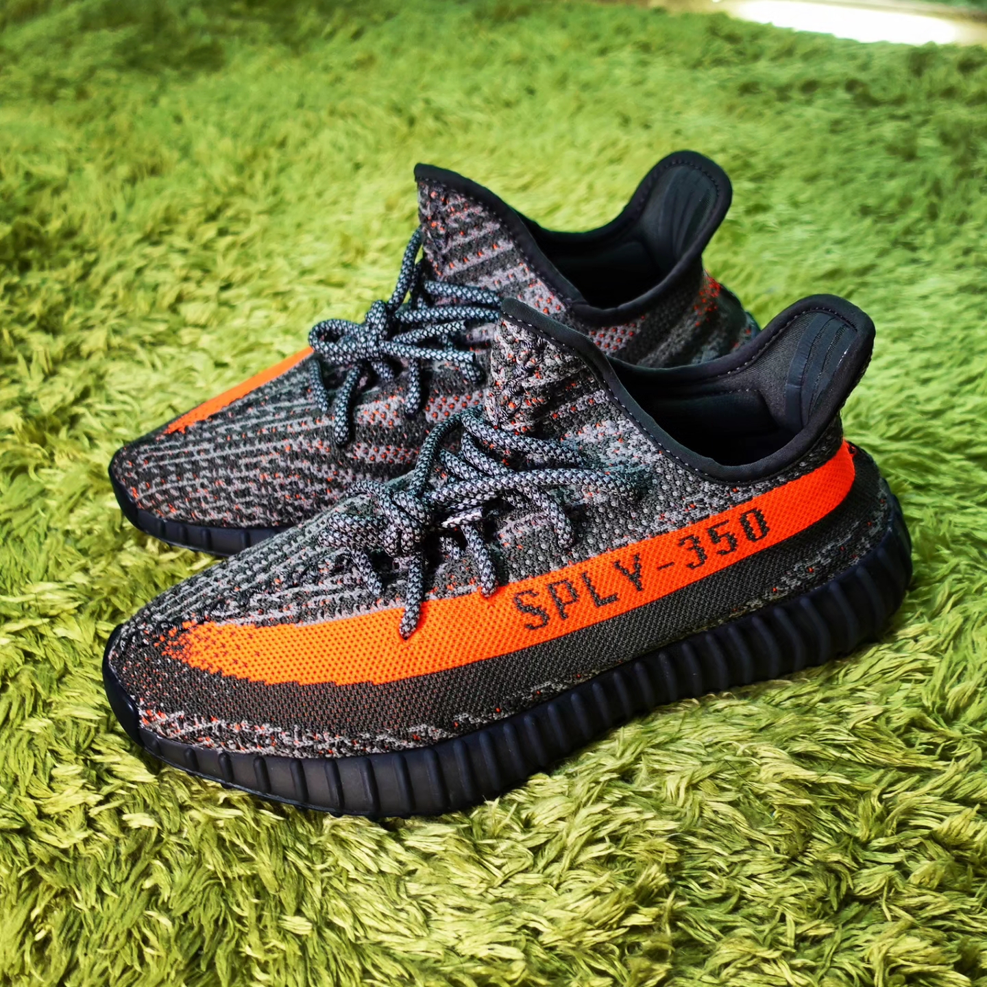 Adidas Yeezy Boost 350 V2 Carbon Beluga 착용 스타일 - 2