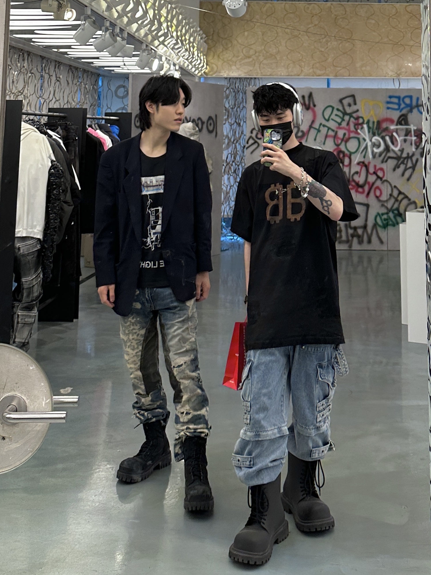 Balenciaga XL Army Boots Full Eva Black, Balenciaga Oversized Crypto T-Shirt Faded Black 착용 스타일 - 4