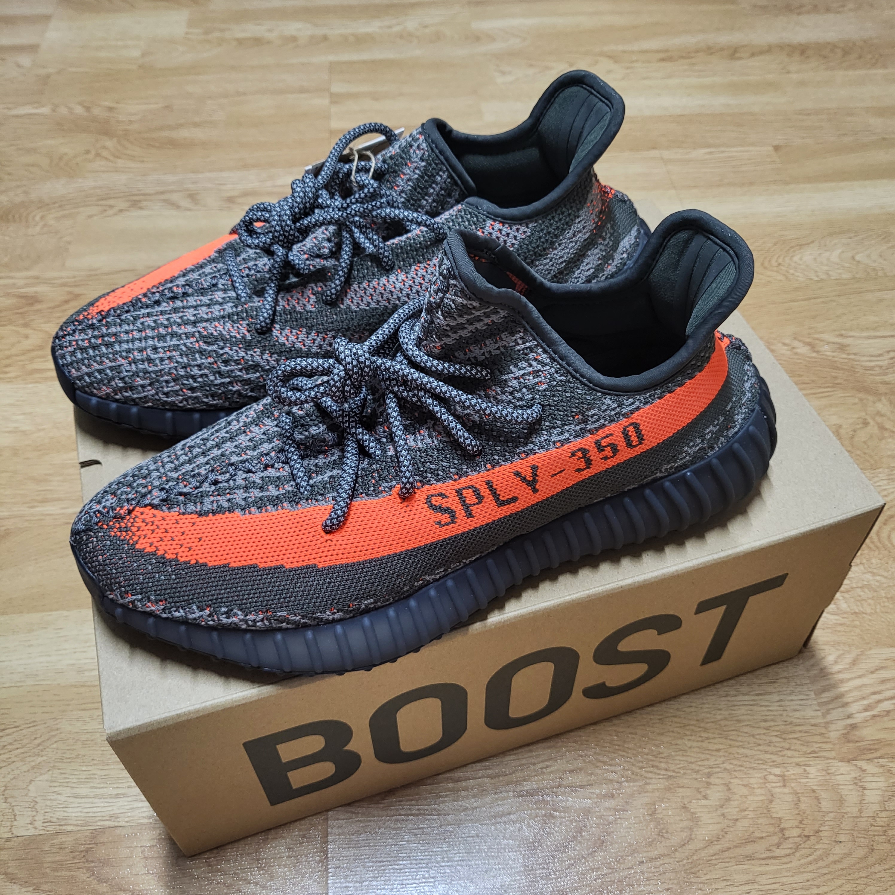 Adidas Yeezy Boost 350 V2 Carbon Beluga 착용 스타일