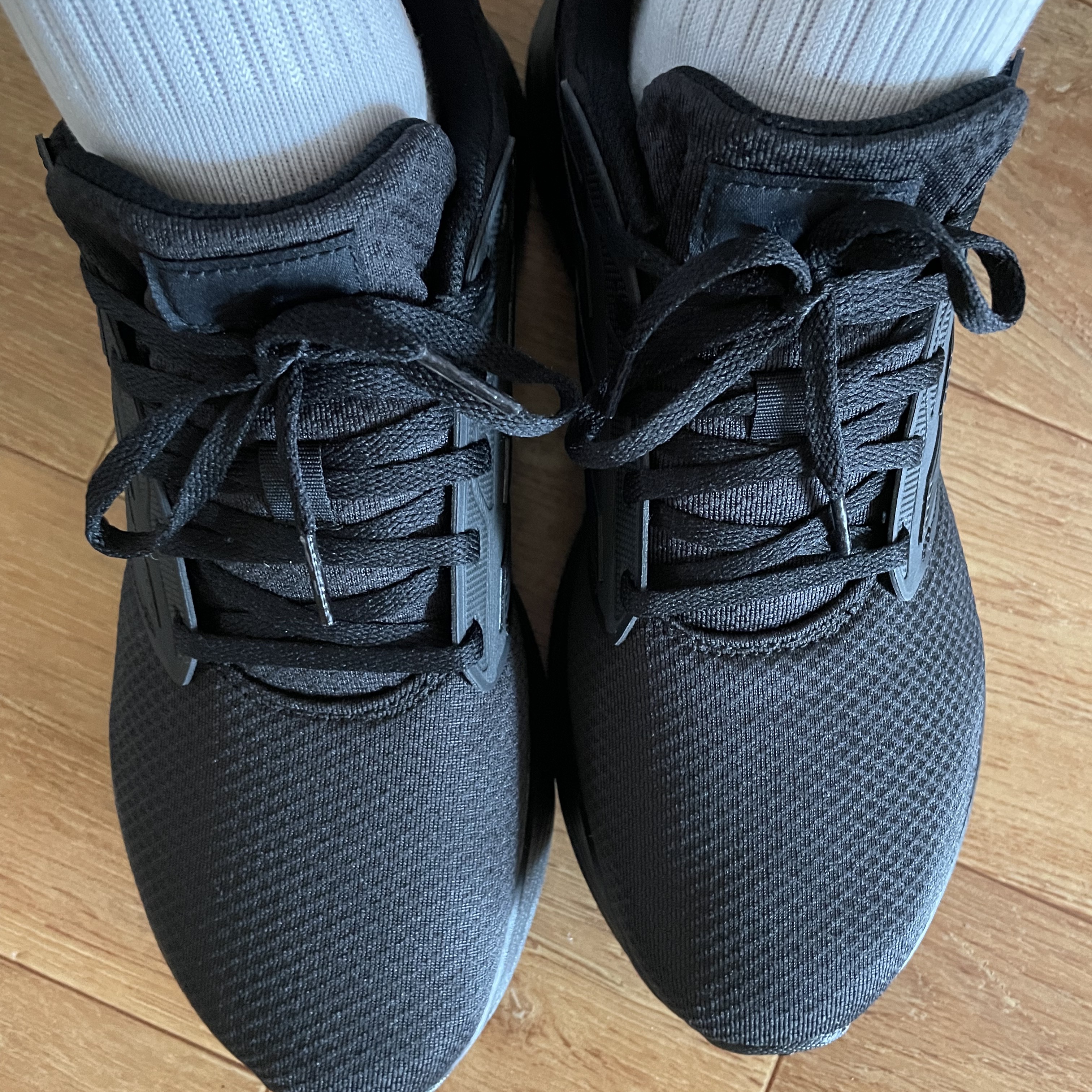 Adidas Galaxy 6 Triple Black 착용 스타일 - 5