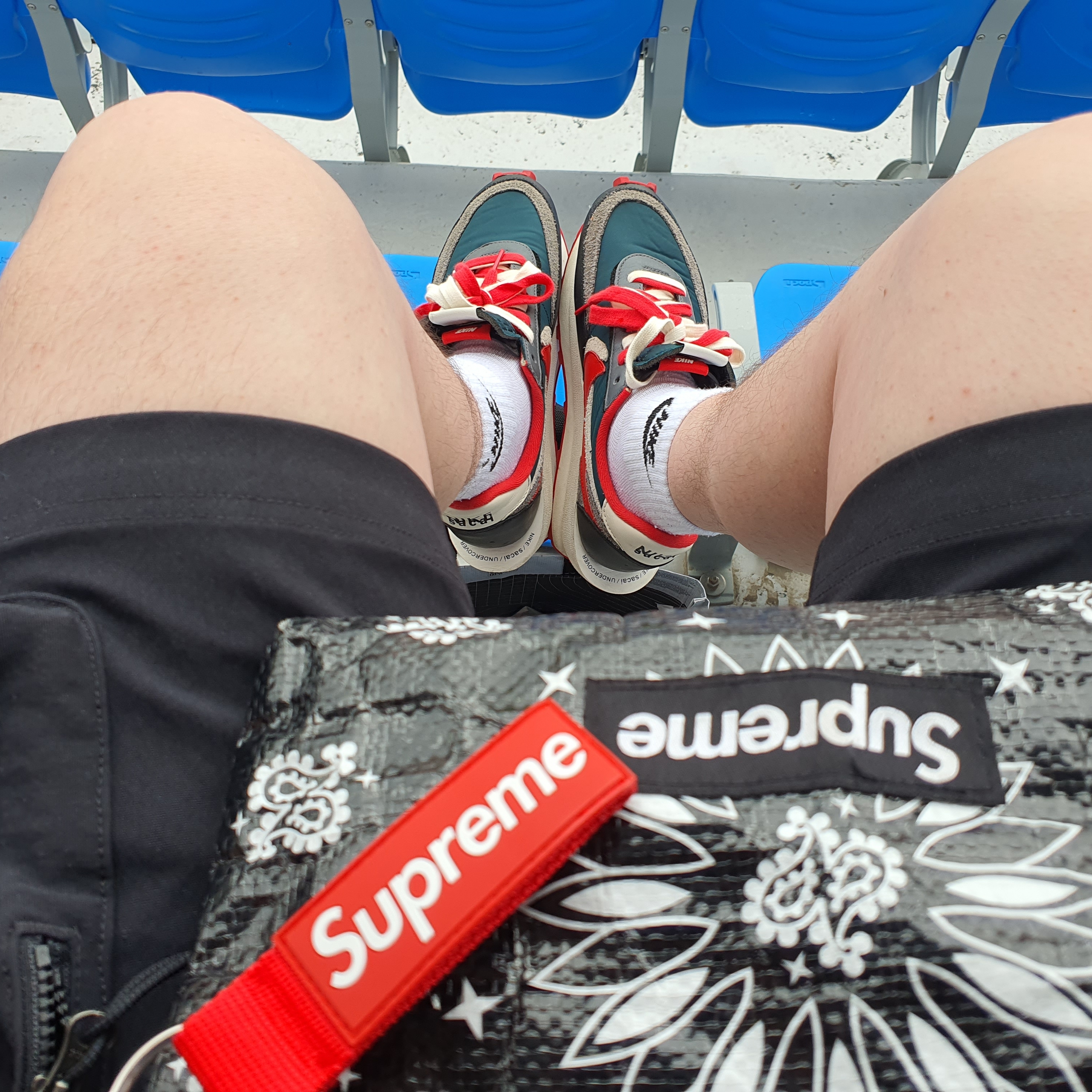 Supreme Bandana Tarp Side Bag Black - 21SS, Supreme Webbing Keychain Red - 23SS 착용 스타일