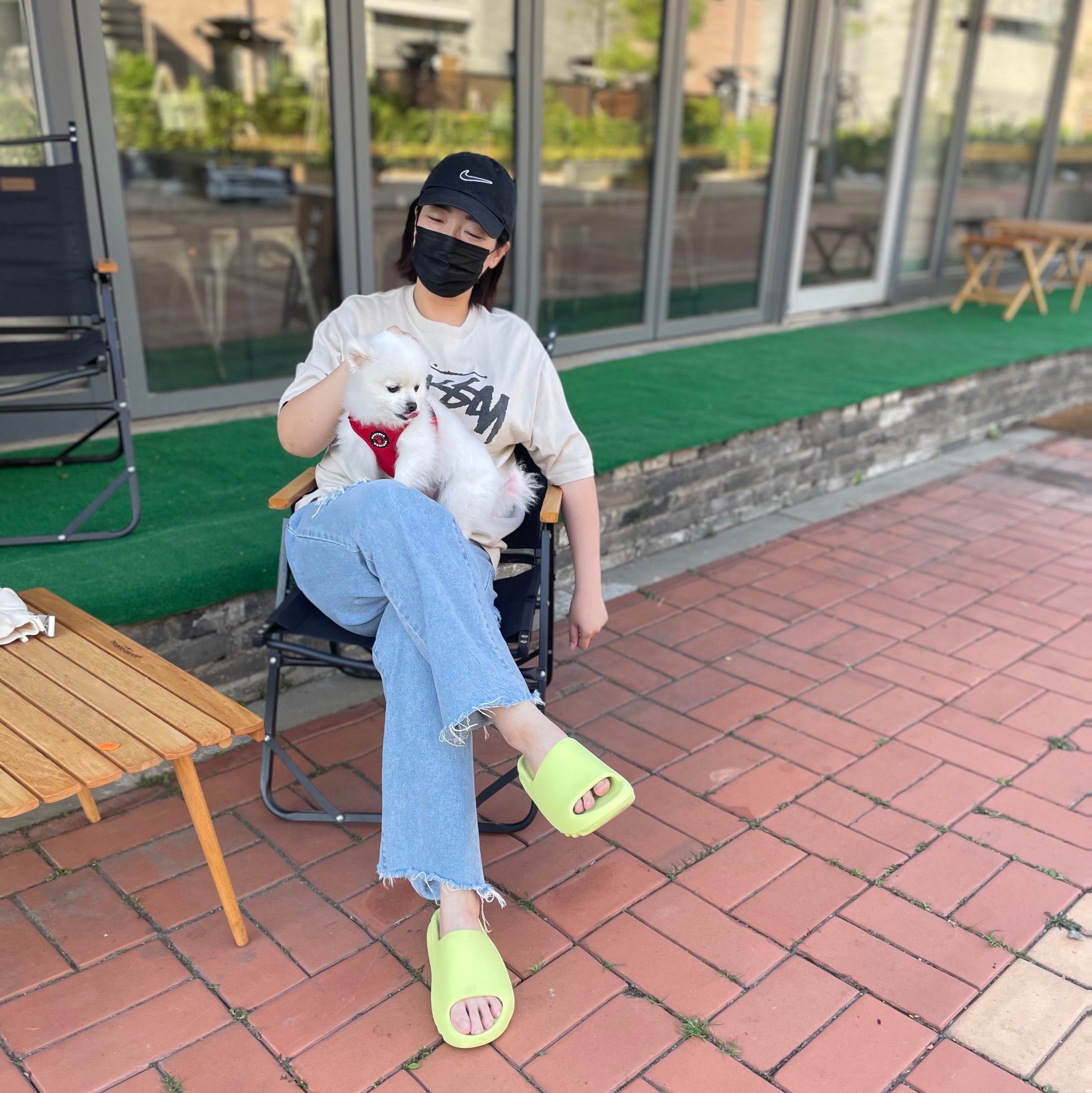 Adidas Yeezy Slide Glow Green 2022/2023, Stussy World Tour T-Shirt Smoke 착용 스타일 - 2