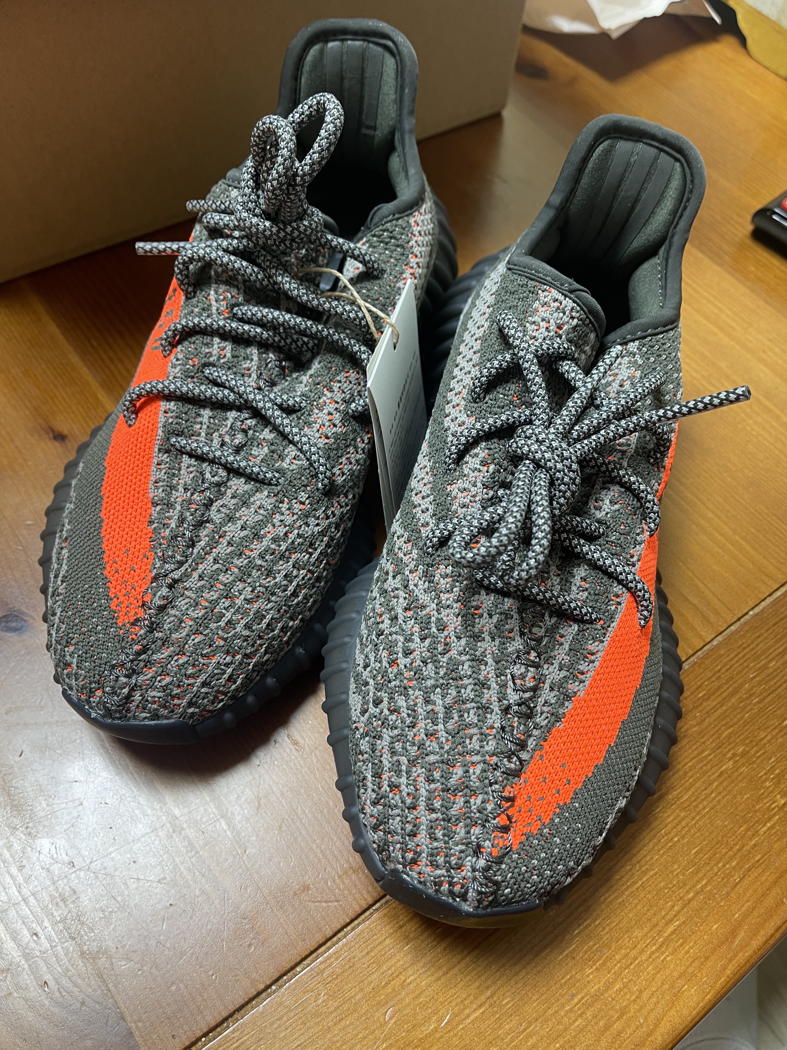 Adidas Yeezy Boost 350 V2 Carbon Beluga 착용 스타일 - 1