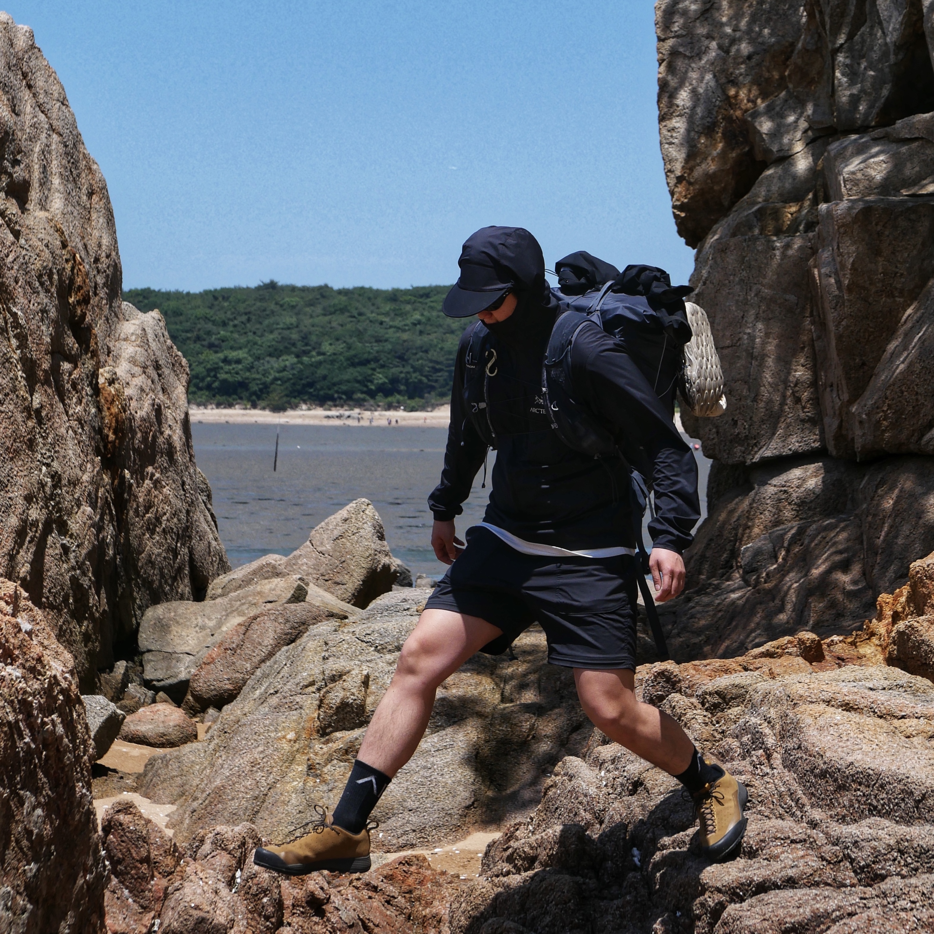 Arc'teryx Squamish Hoody Black, Oakley Eye Jacket Redux Matte Black Frame Prizm Grey Lenses High Bridge Fit 착용 스타일 - 1
