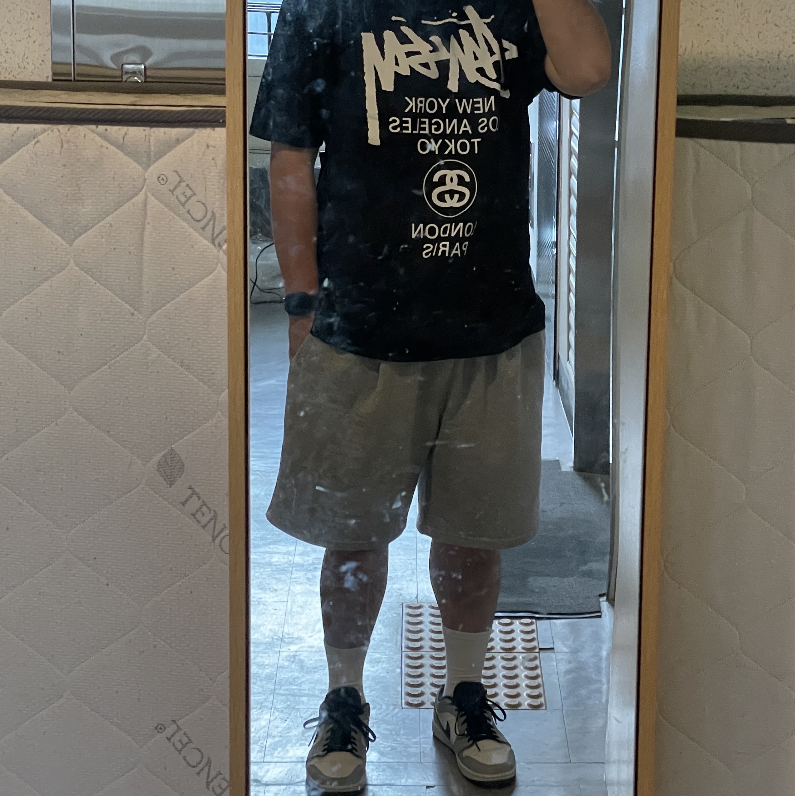 Stussy World Tour T-Shirt Black 2023, Jordan 1 Low Light Smoke Grey 착용 스타일