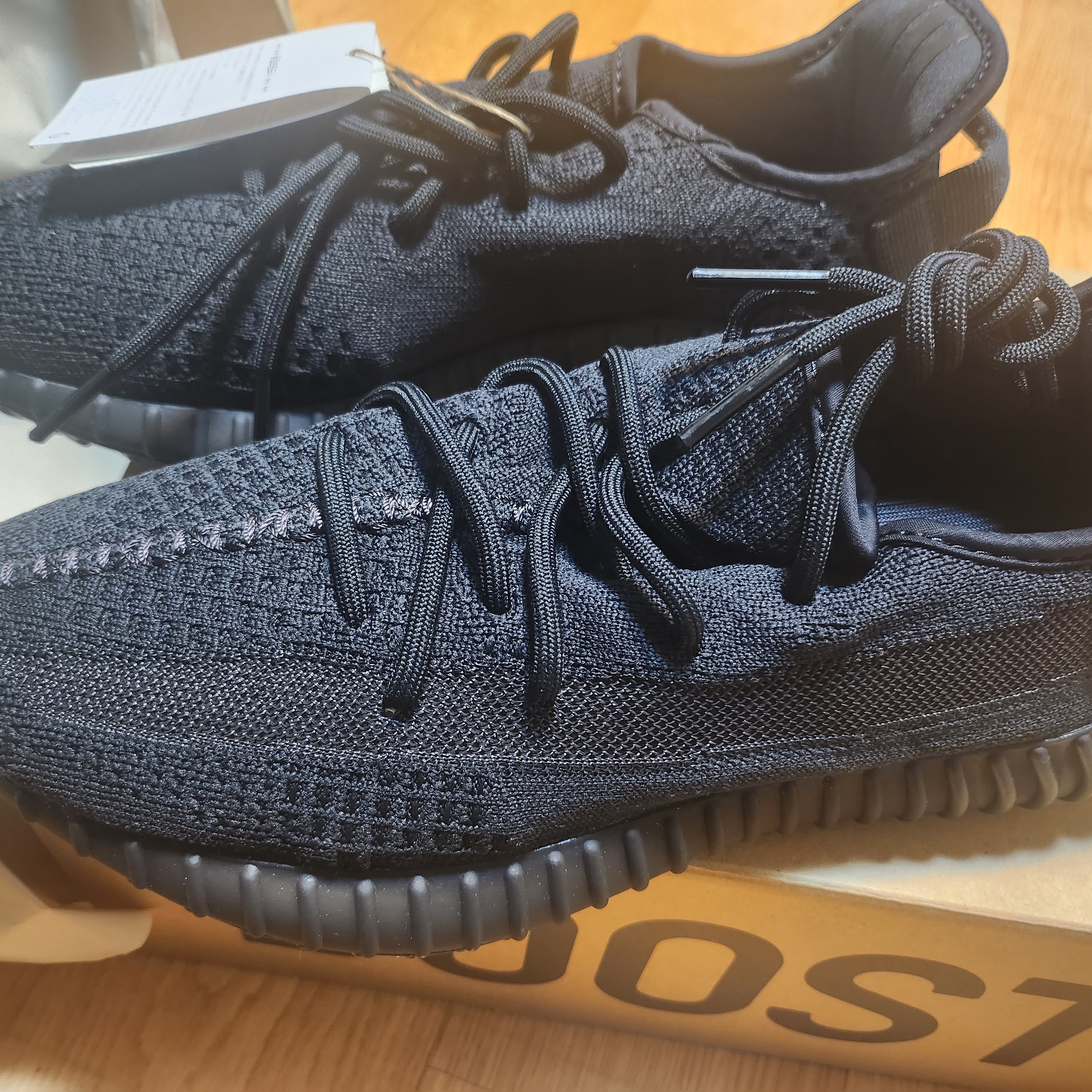 Adidas Yeezy Boost 350 V2 Onyx 착용 스타일 - 3