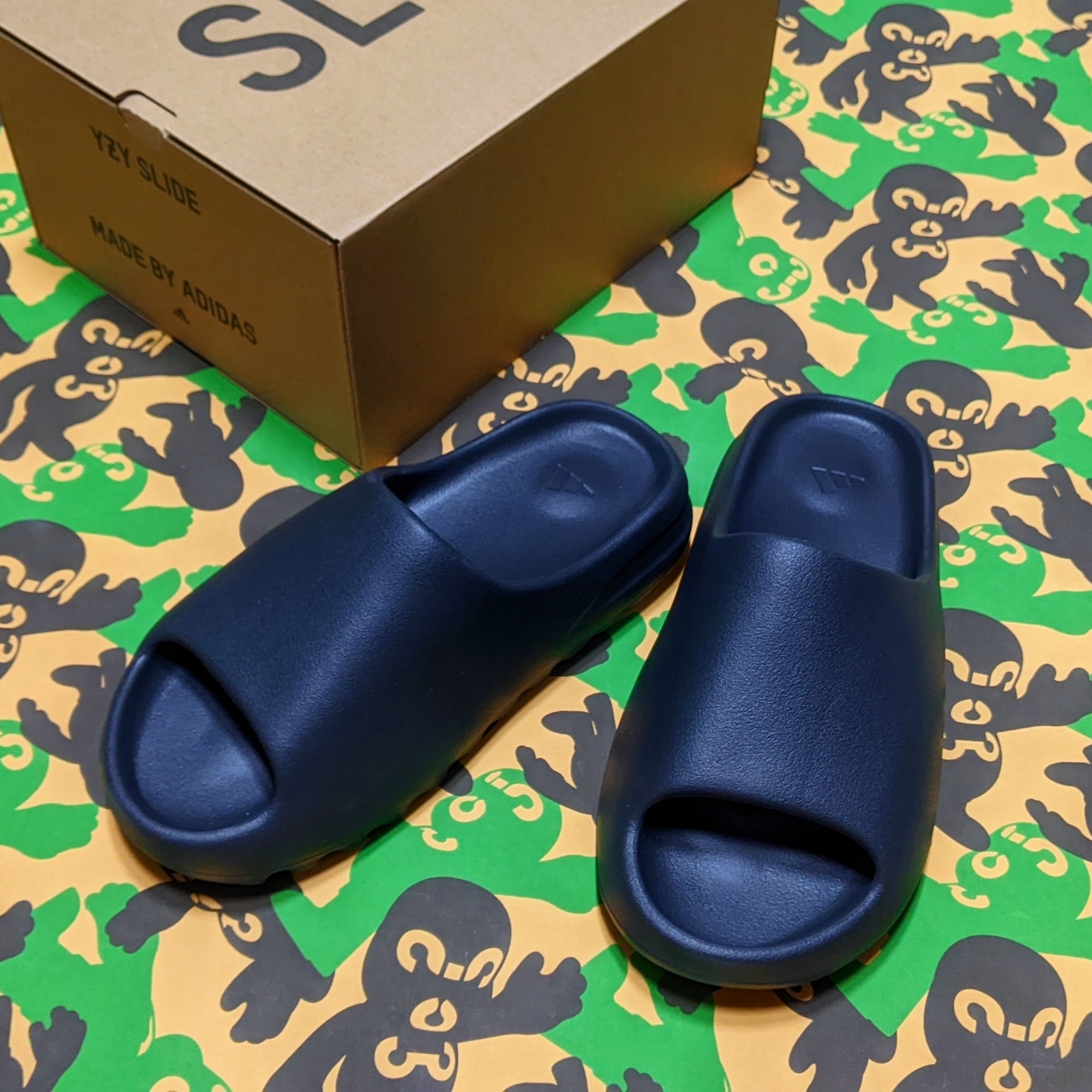 Adidas Yeezy Slide Onyx 착용 스타일