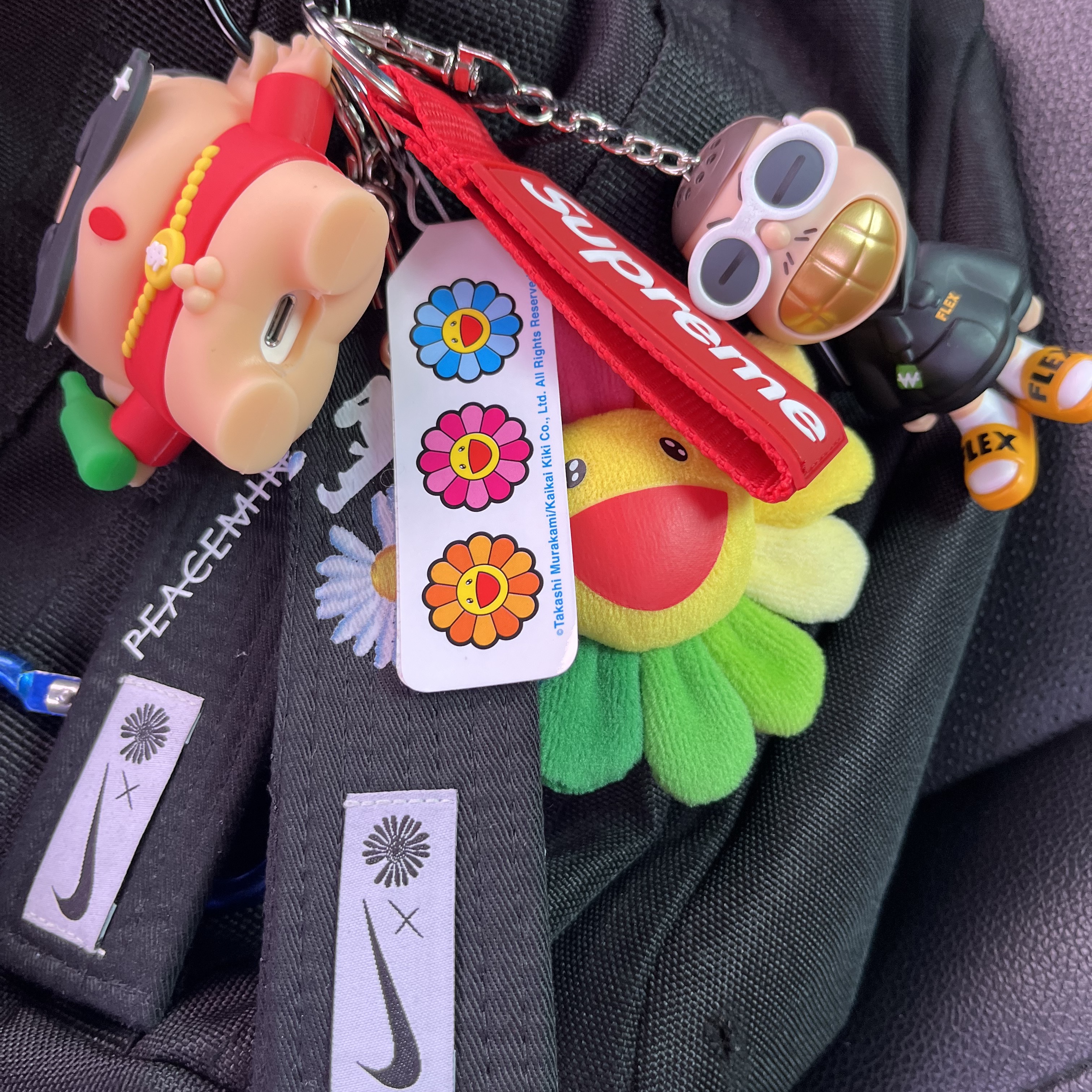 Supreme Webbing Keychain Red - 23SS 착용 스타일