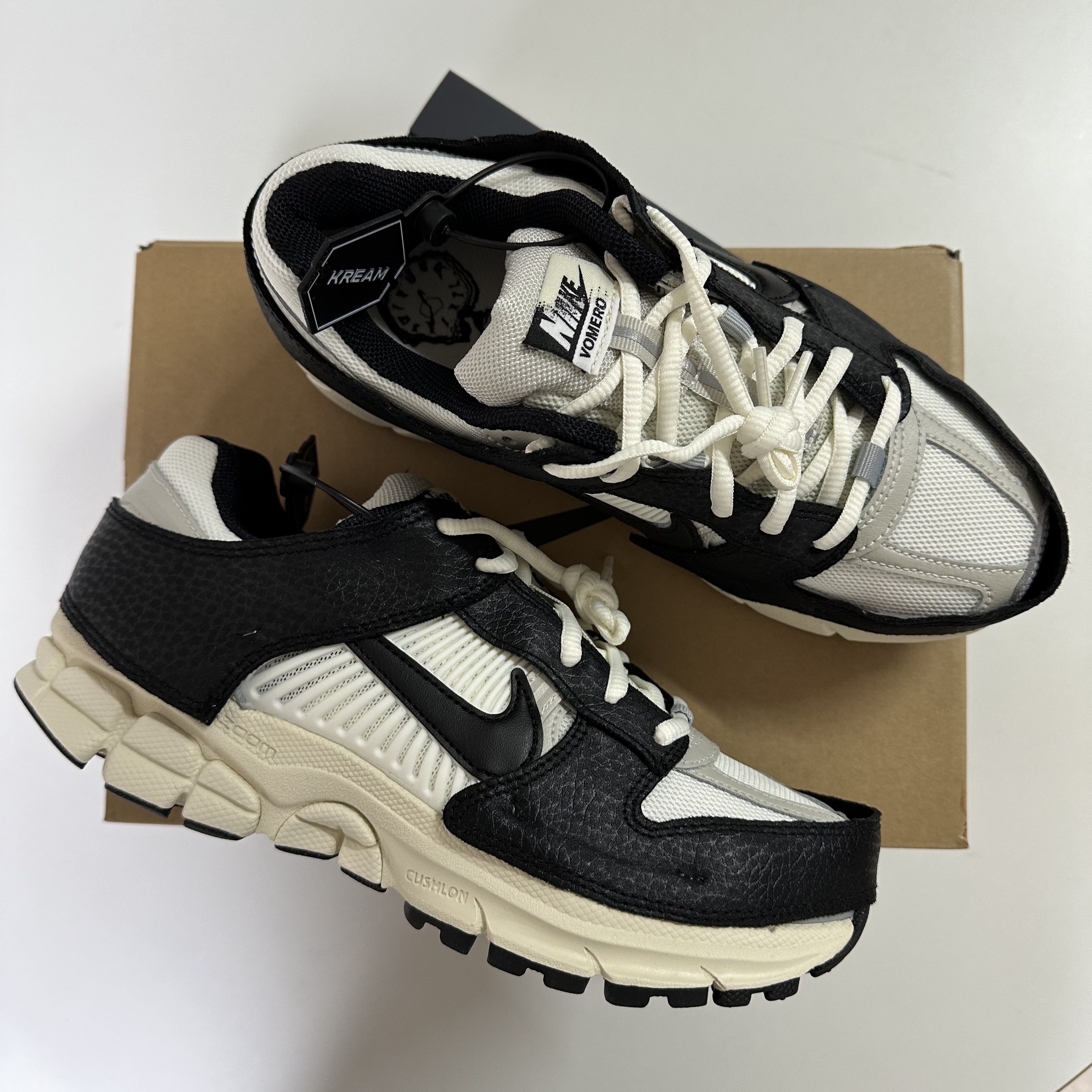 (W) Nike Zoom Vomero 5 Wolf Grey and Black 착용 스타일