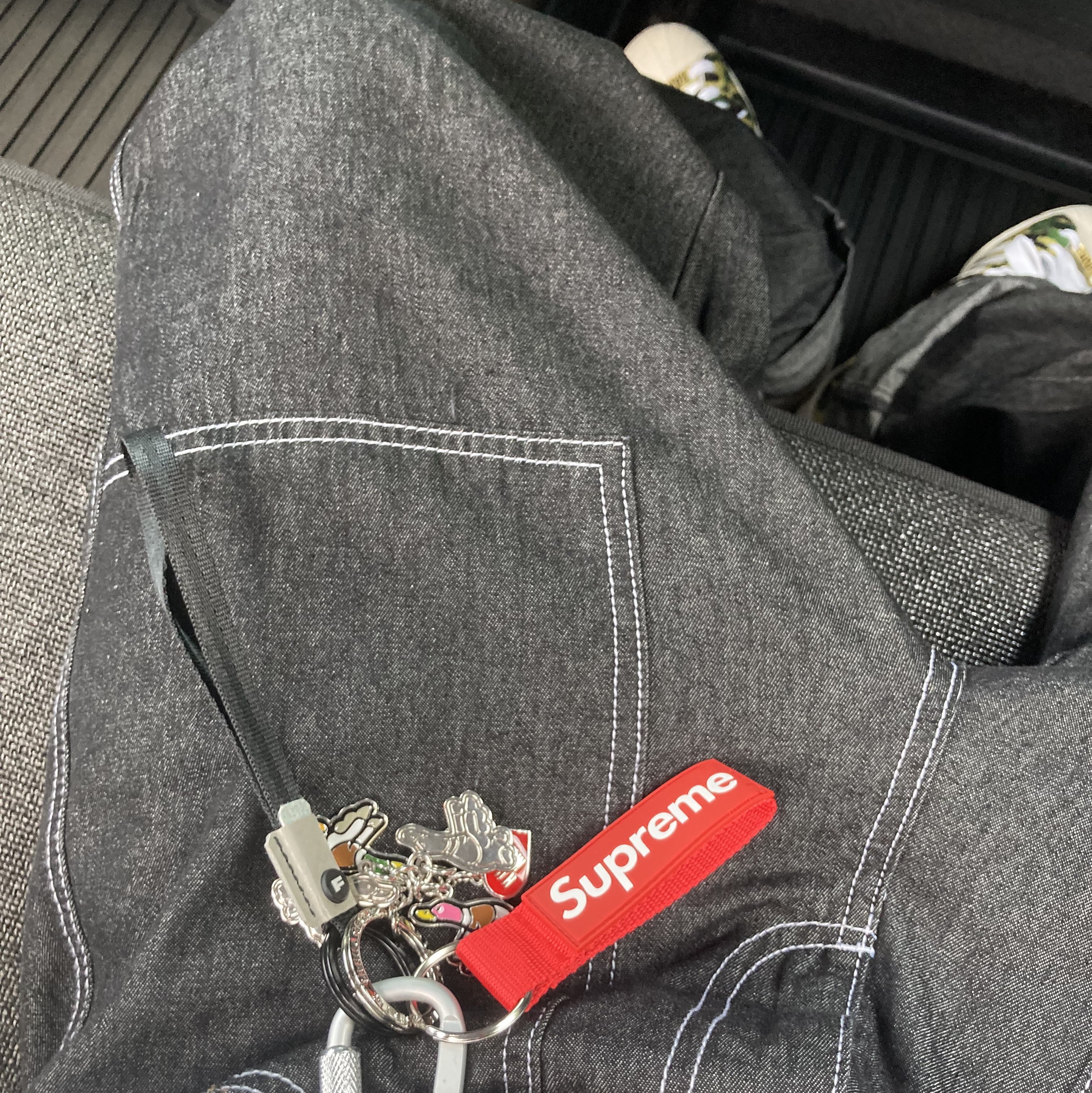 Supreme Webbing Keychain Red - 23SS, Human Made Flying Duck Keyring Silver 착용 스타일 - 1