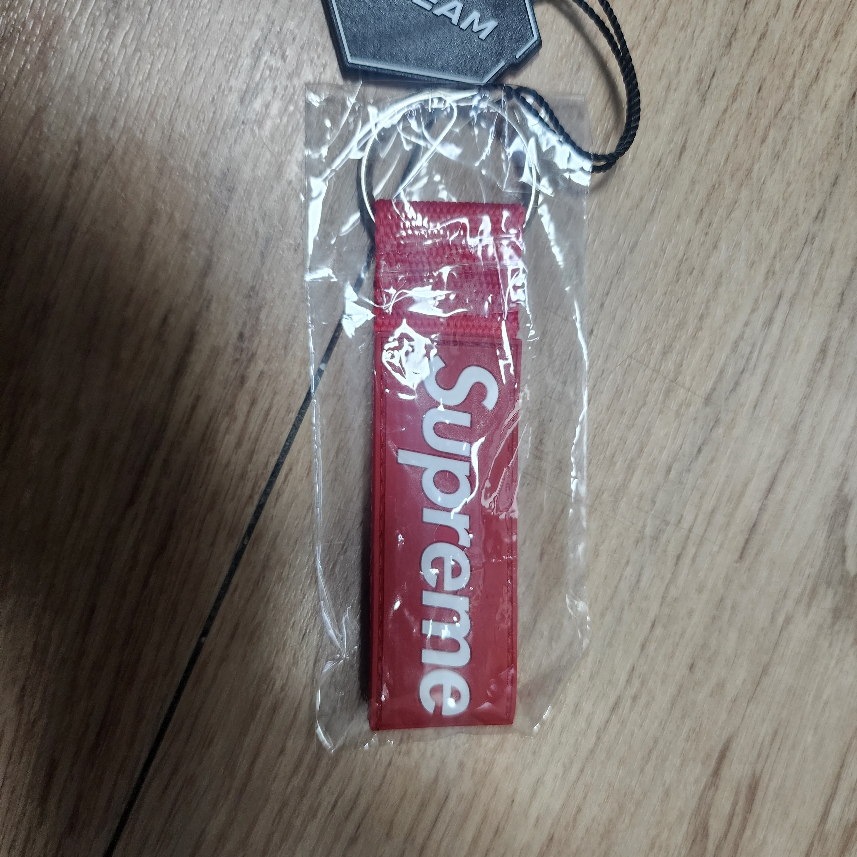 Supreme Webbing Keychain Red - 23SS 착용 스타일