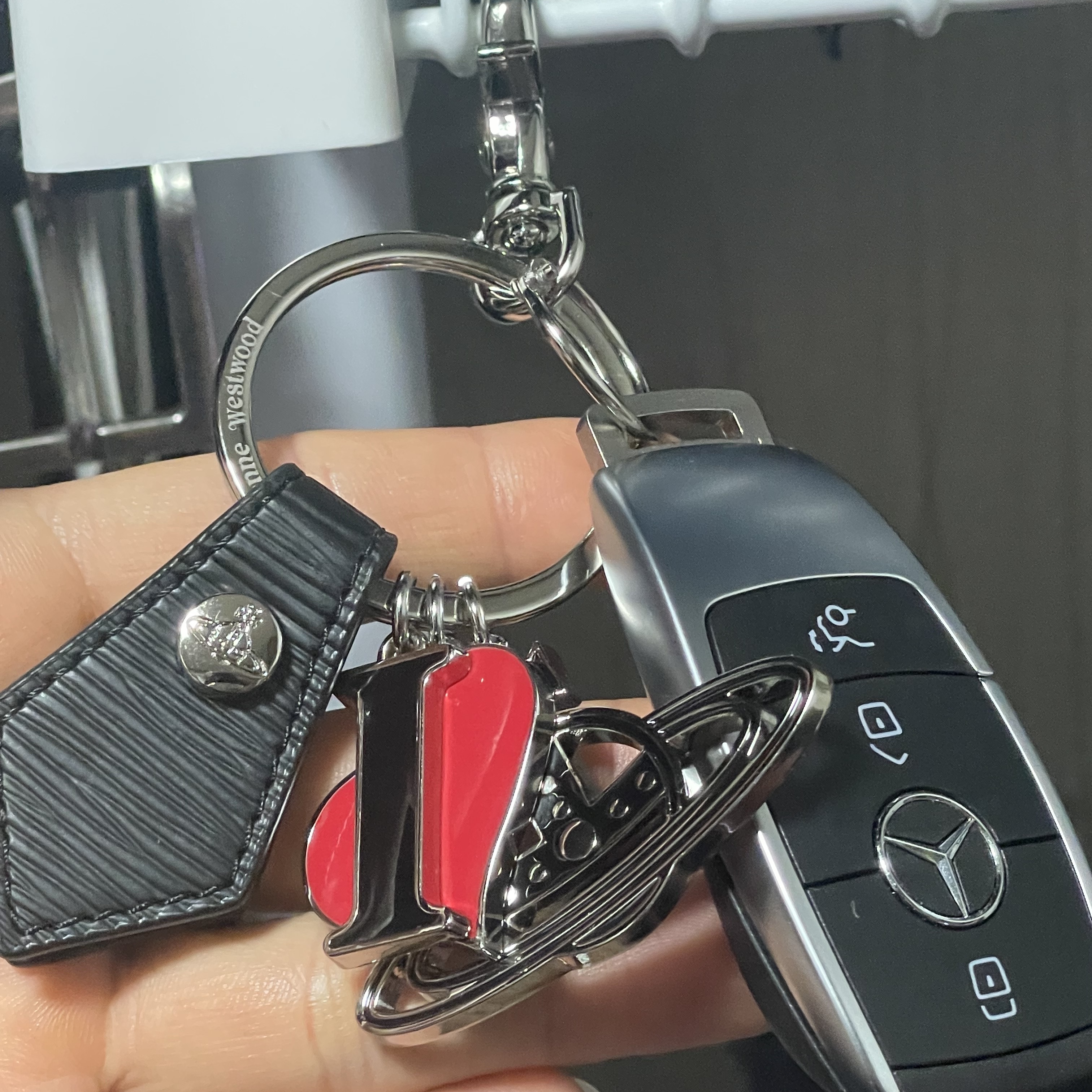 Vivienne Westwood I Love Orb Keyring Black 착용 스타일
