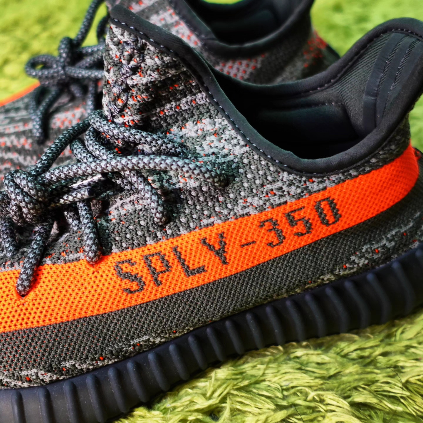 Adidas Yeezy Boost 350 V2 Carbon Beluga 착용 스타일 - 3