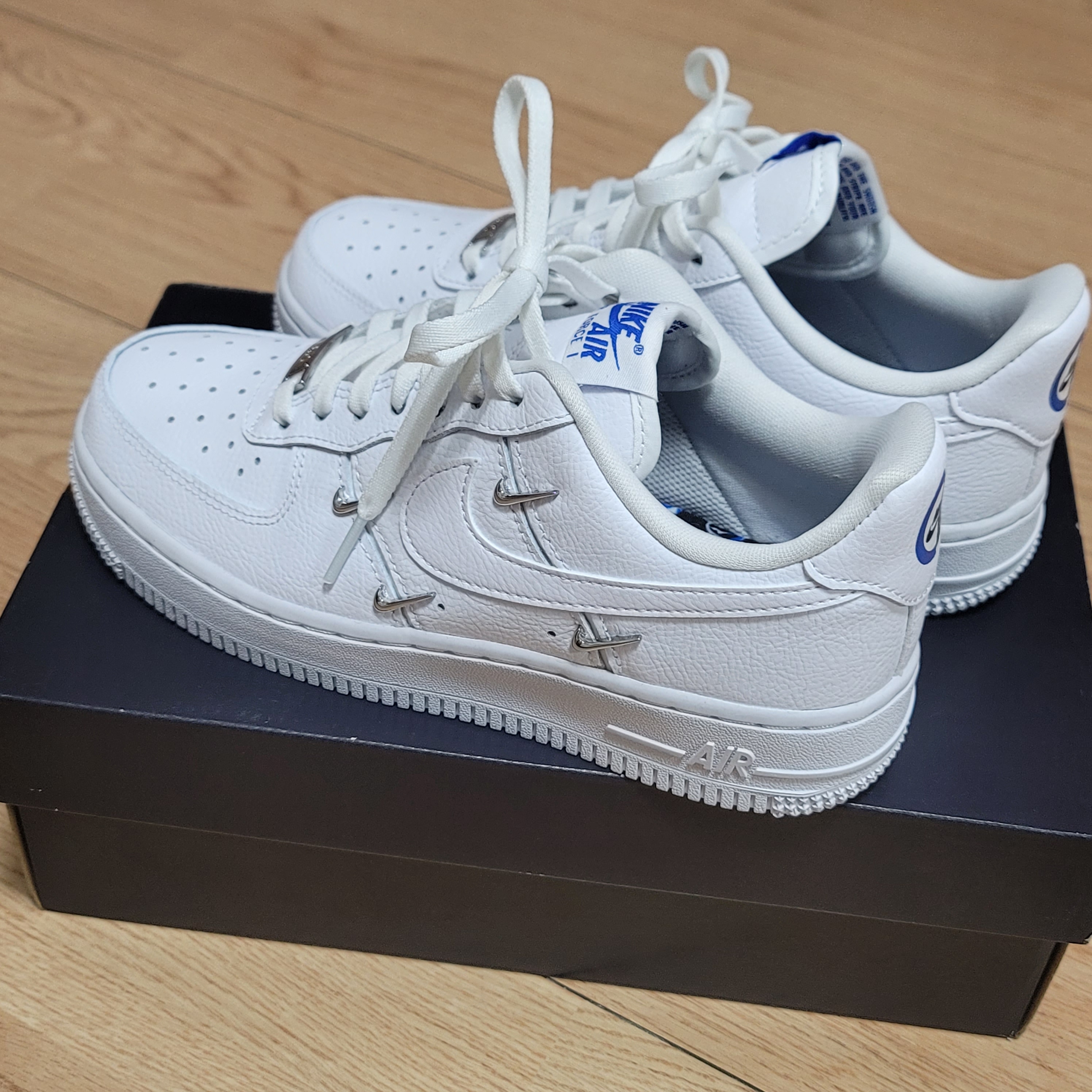 (W) Nike Air Force 1 Low '07 LX Chrome Luxe 착용 스타일