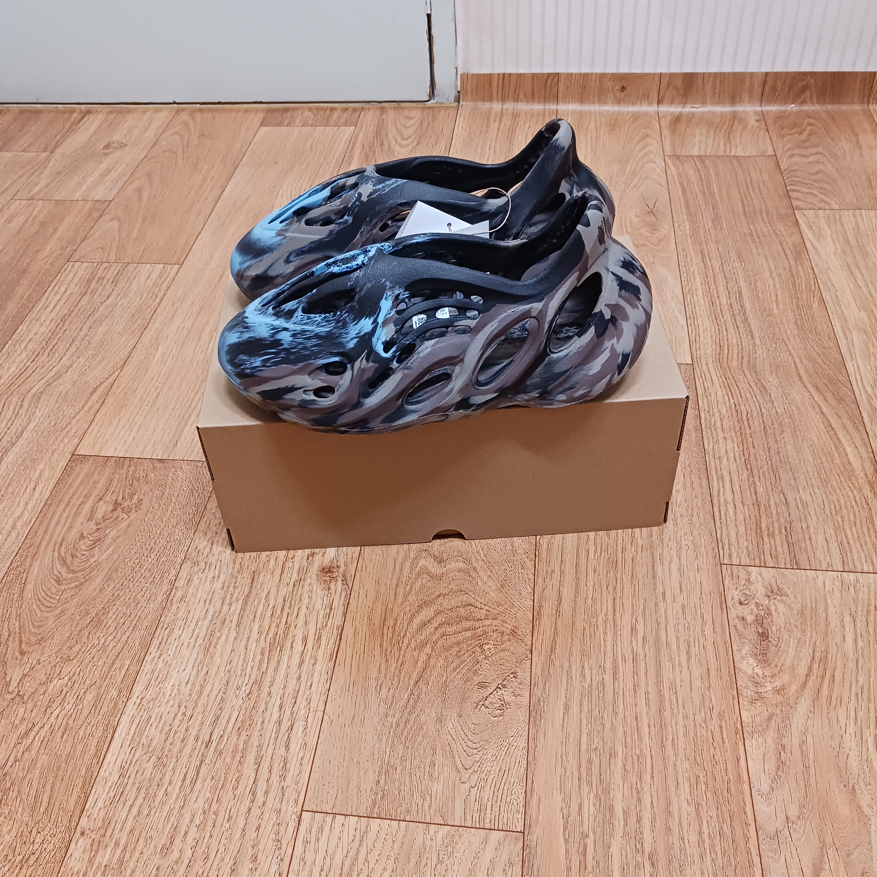 Adidas Yeezy Foam RNNR MX Cinder 착용 스타일 - 1