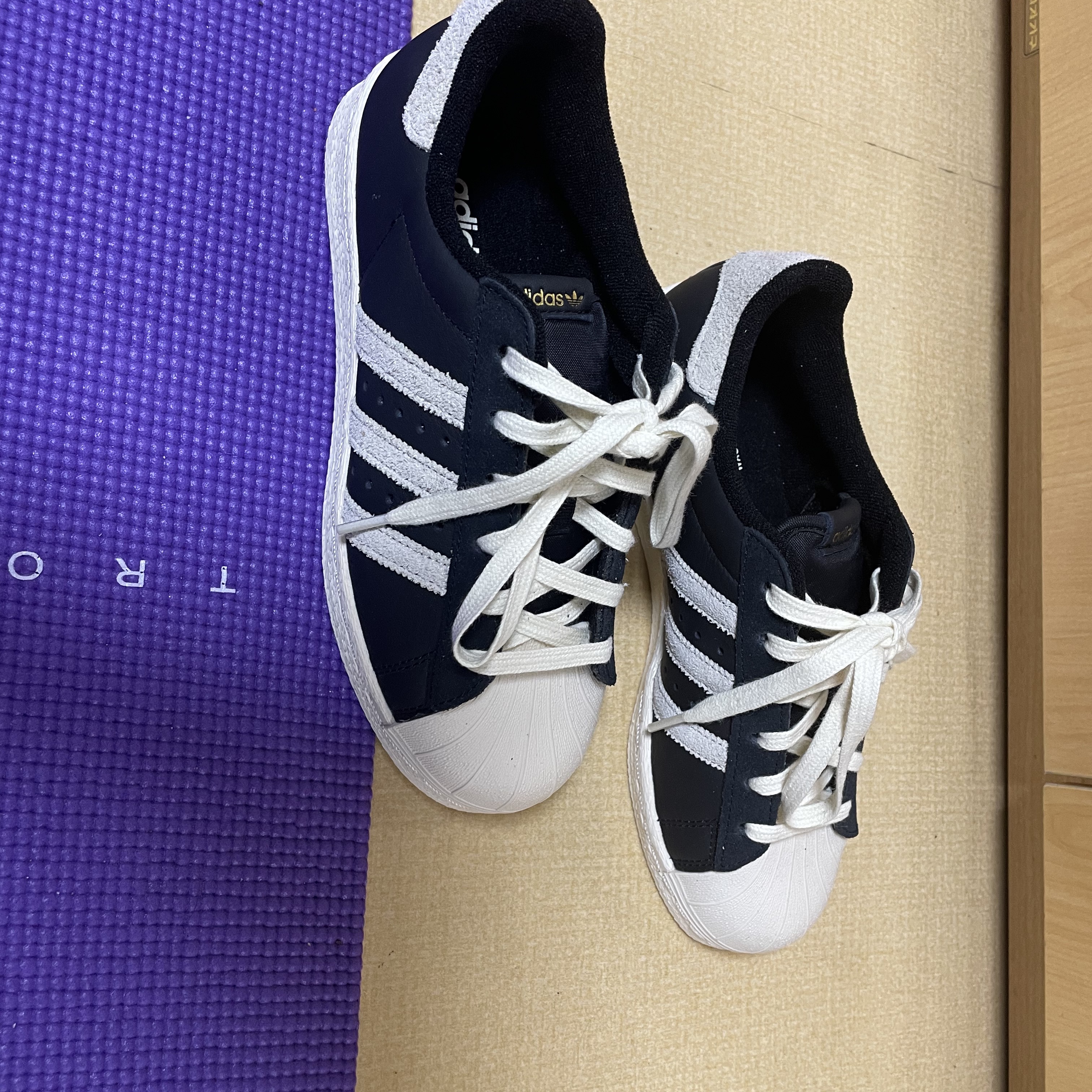Adidas Superstar 82 Black White 착용 스타일 - 1