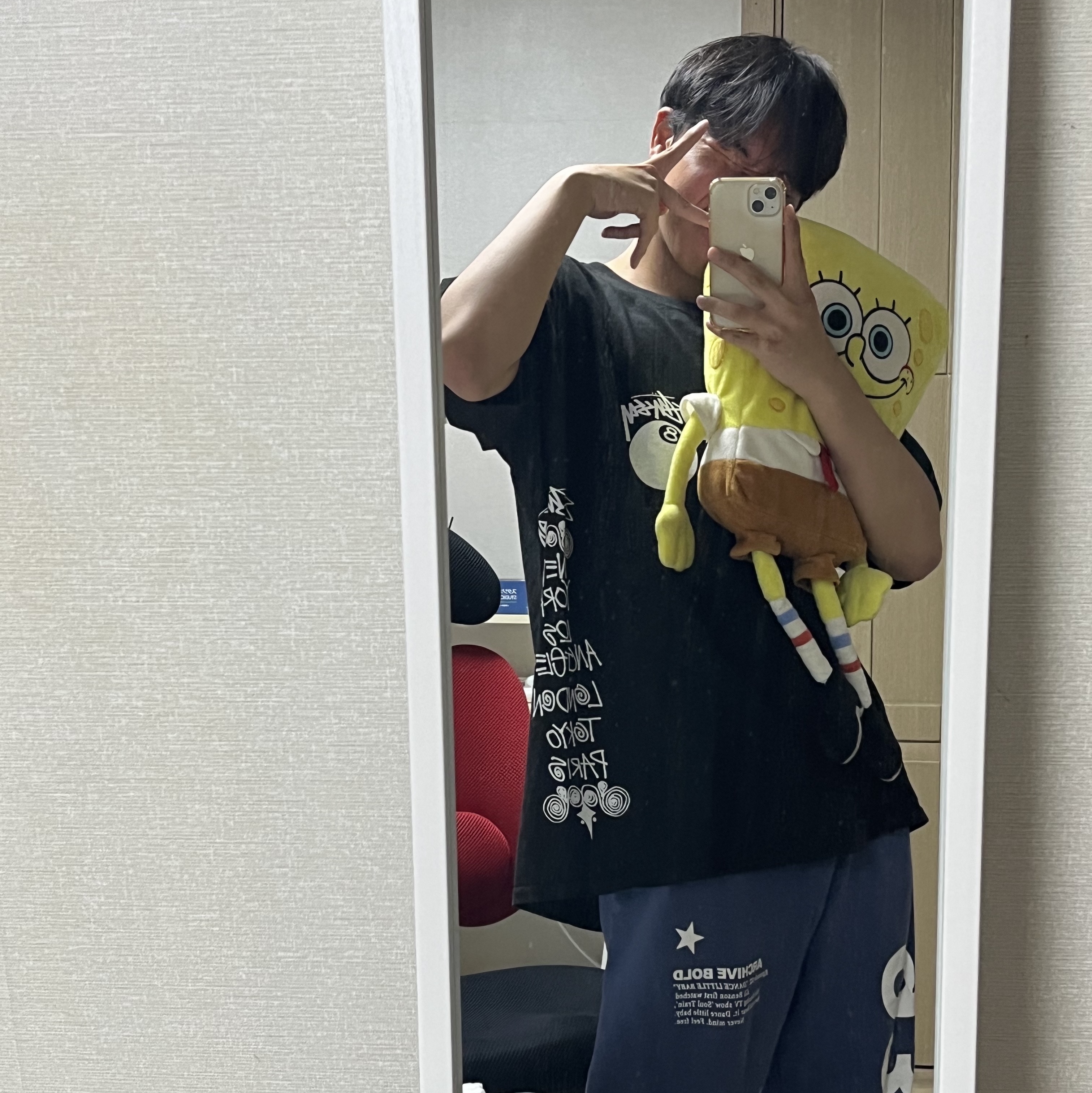 Stussy Test Strike Pigment Dyed T-Shirt Black, Jordan 1 Retro High OG Bleached Coral 착용 스타일 - 1
