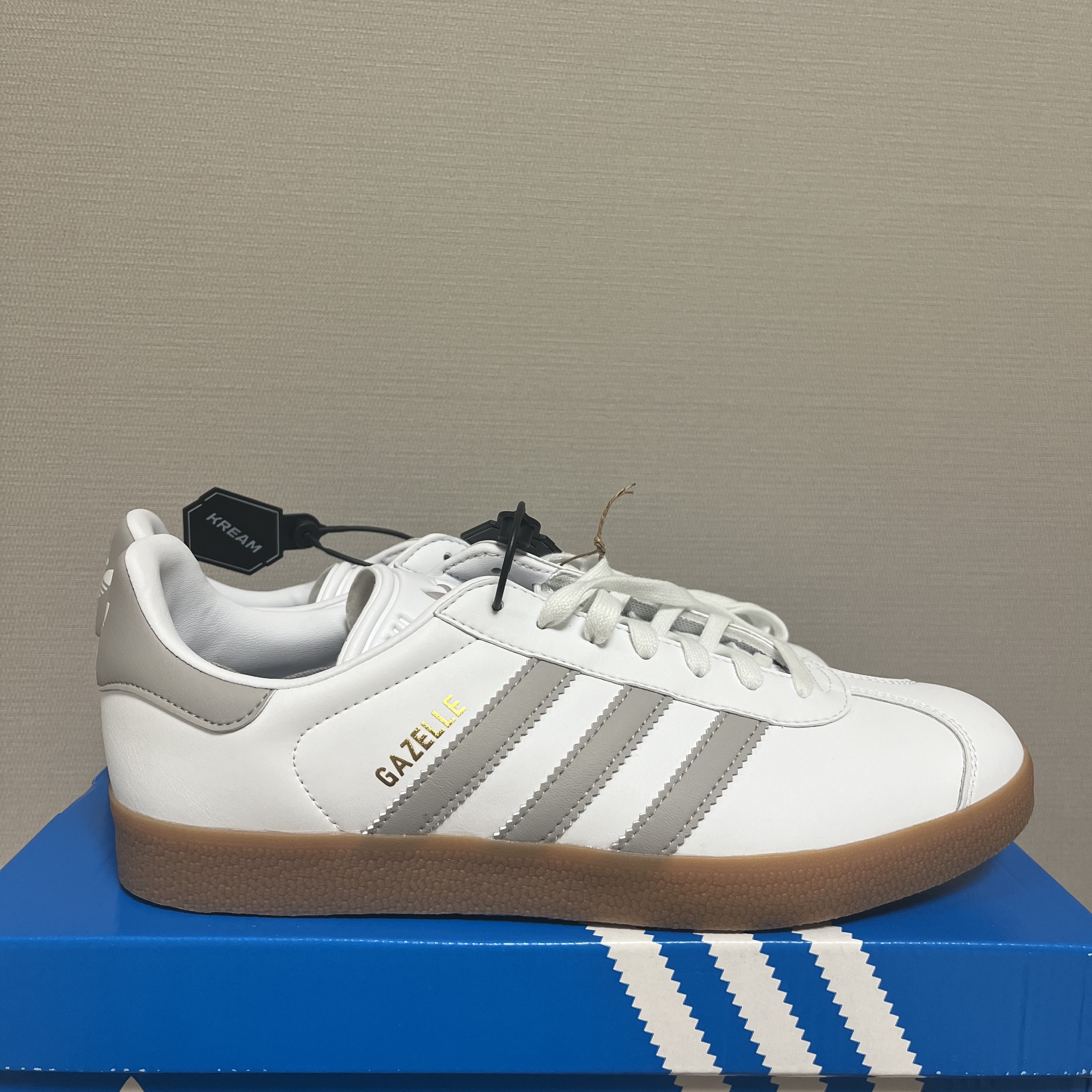 Adidas Gazelle White Grey 착용 스타일
